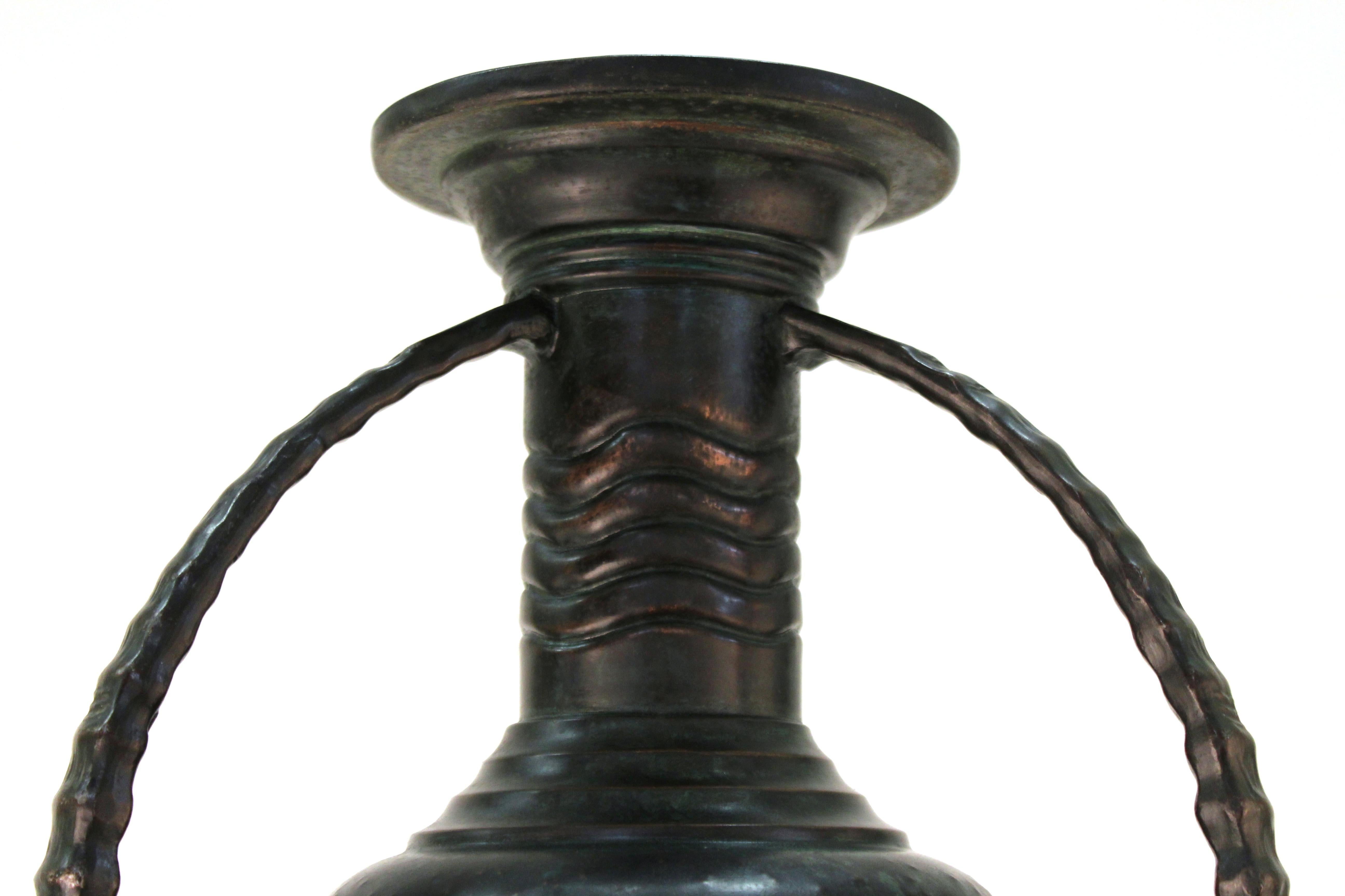 Deutsche Monumentale Vase im Jugendstil des deutschen Jugendstils mit afrikanischem Motiv von Ibexskulpturen und Löwen (Messing) im Angebot