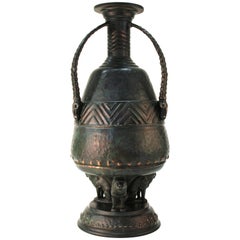 Deutsche Monumentale Vase im Jugendstil des deutschen Jugendstils mit afrikanischem Motiv von Ibexskulpturen und Löwen