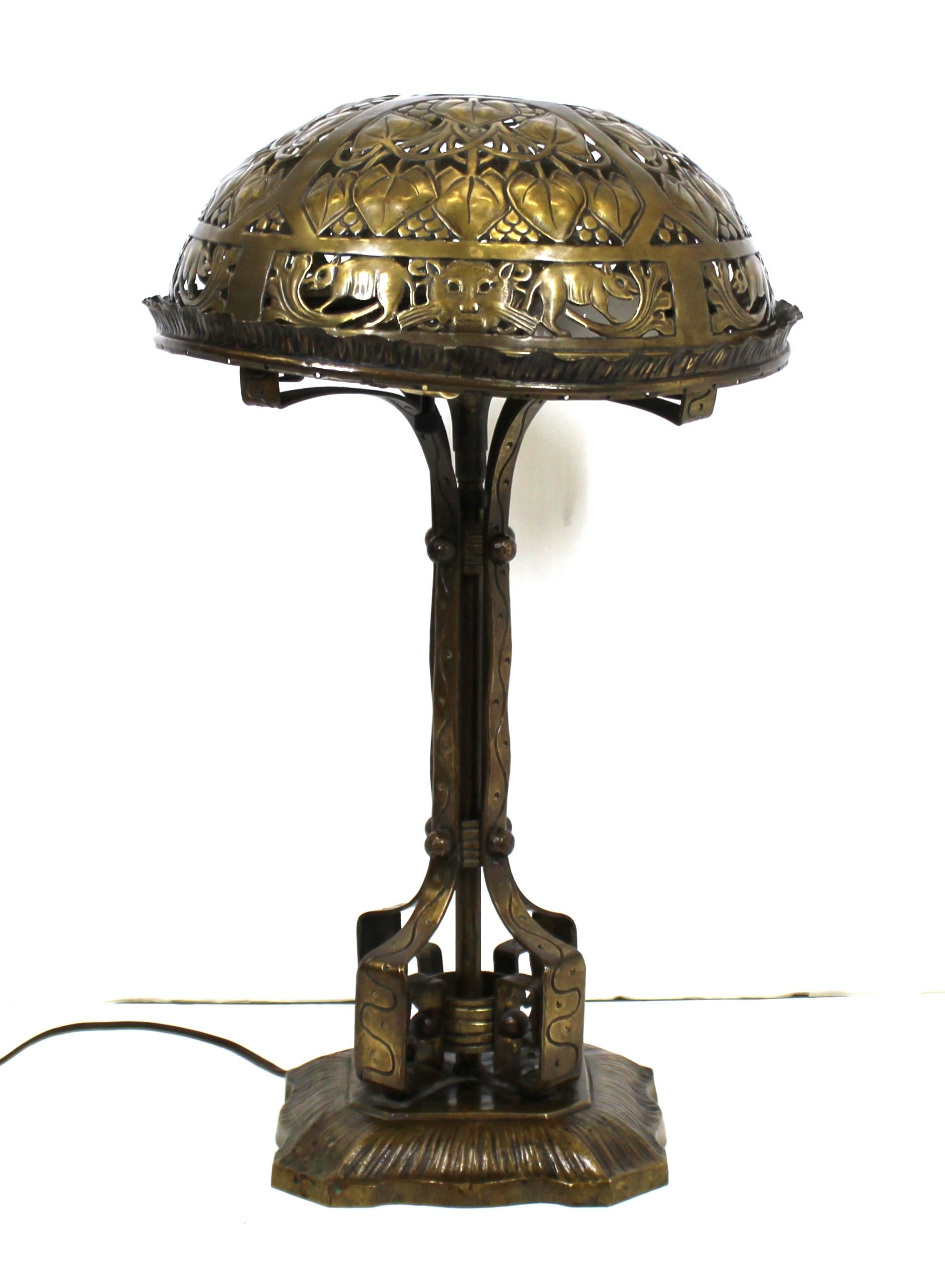 German Jugendstil table lamp in hand-repousse brass and bronze, attributed to Oscar Bach. The piece features decorative cats and mice on its shade and has two-light sockets. Made in circa 1900 in Germany, the piece is in remarkable antique condition