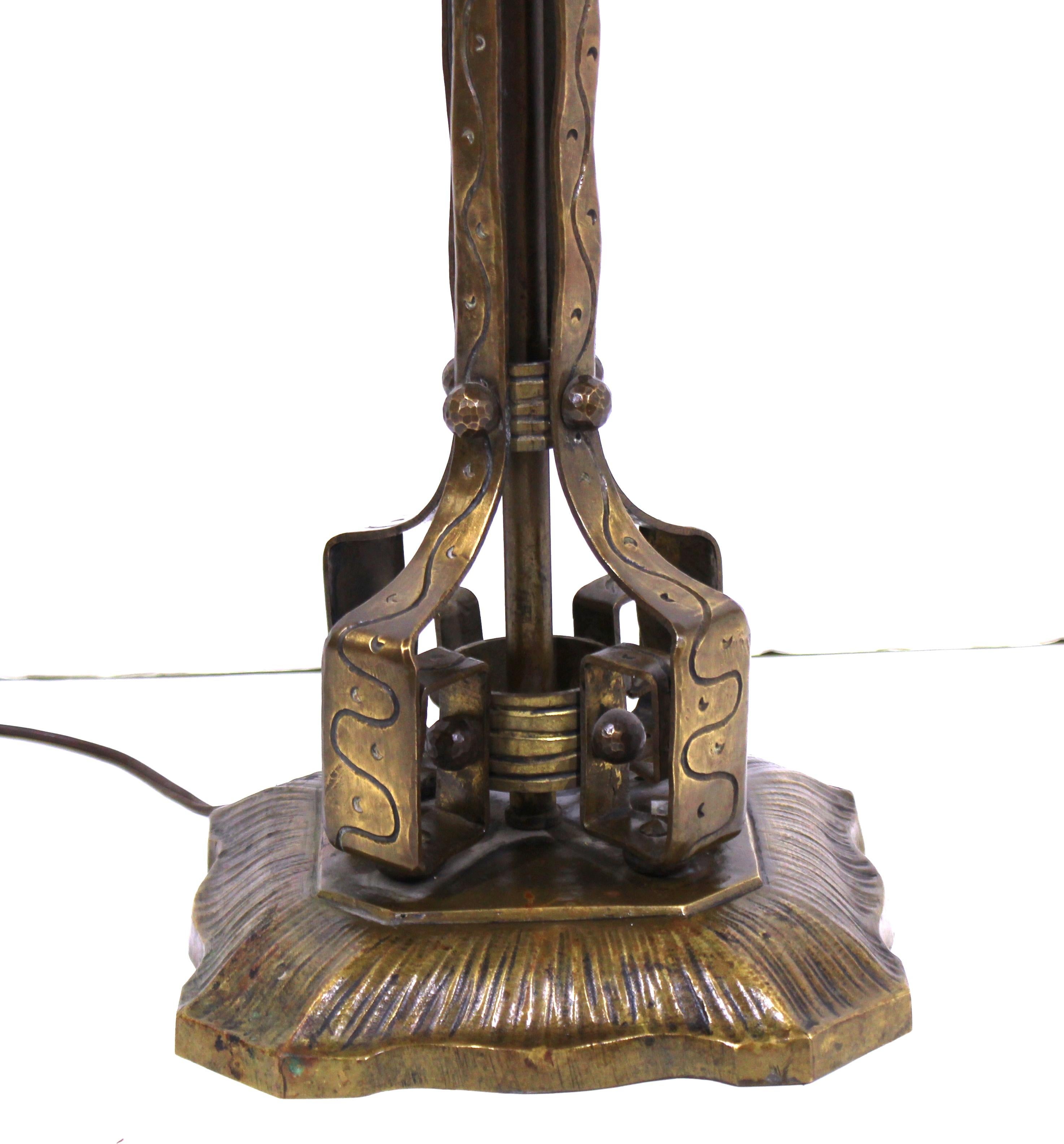 German Jugendstil Repousse Brass and Bronze Table Lamp Attributed to Oscar Bach In Good Condition For Sale In New York, NY