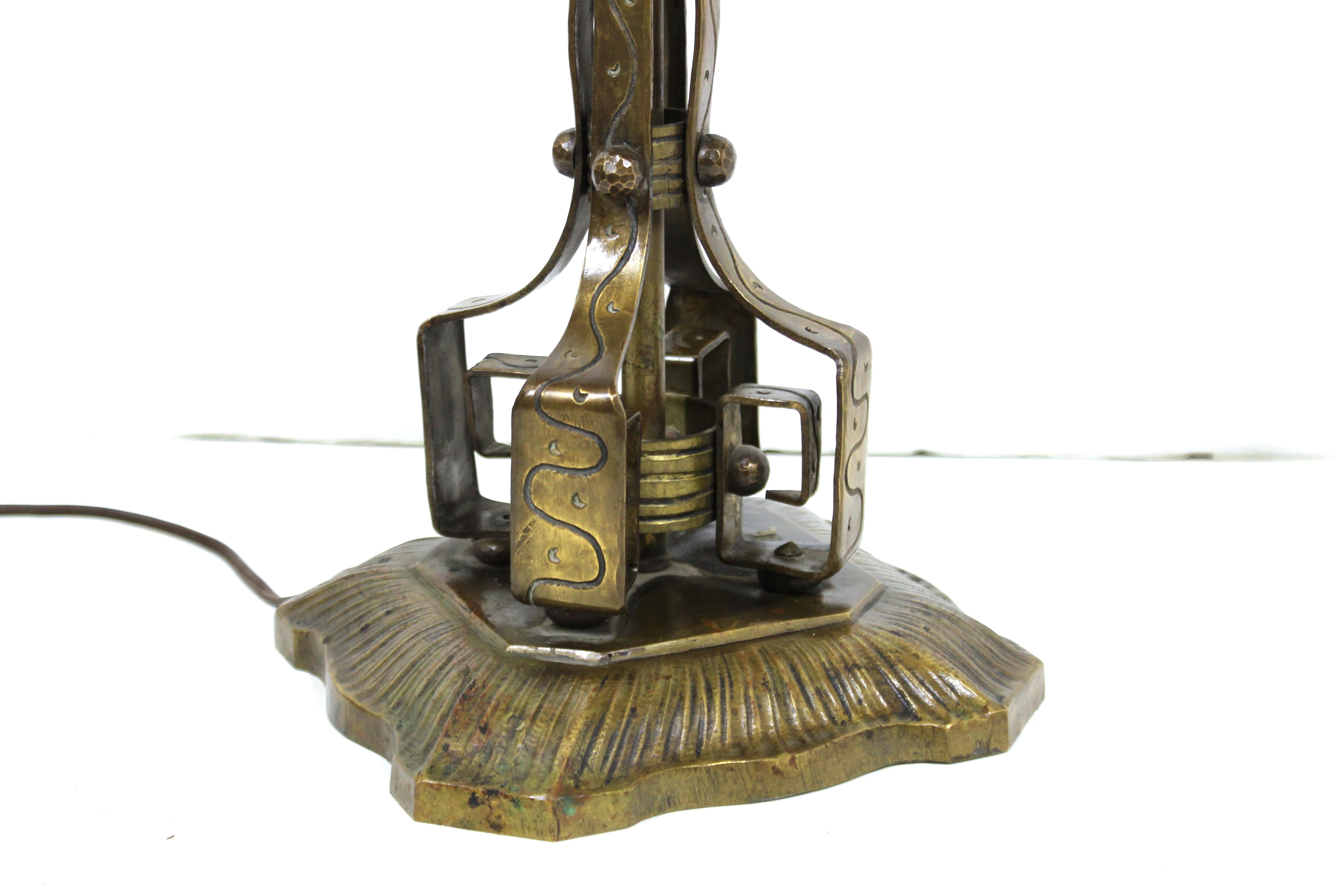 Début du 20ème siècle Lampe de bureau allemande Jugendstil en laiton repoussé et bronze attribuée à Oscar Bach en vente