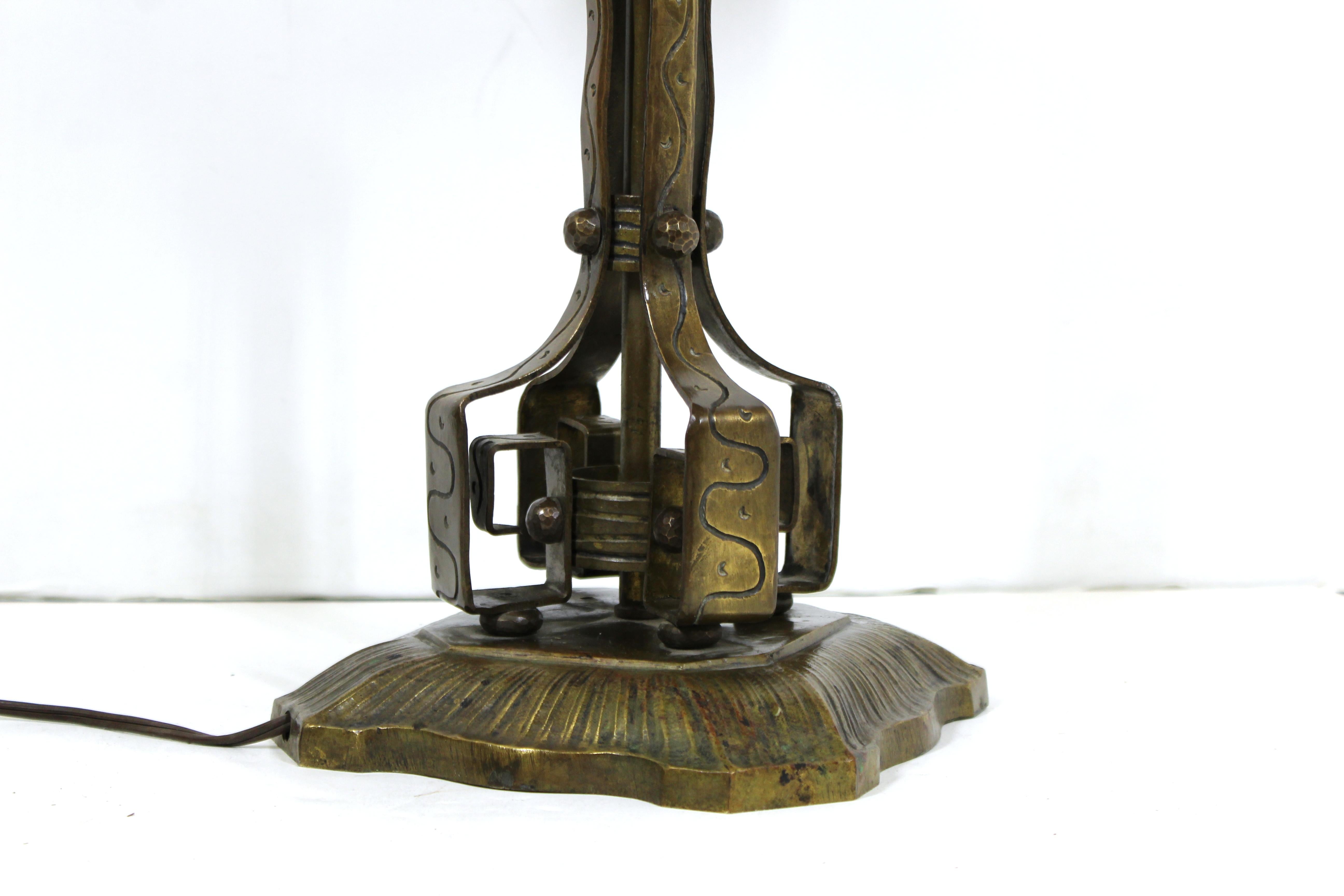 Lampe de bureau allemande Jugendstil en laiton repoussé et bronze attribuée à Oscar Bach en vente 1