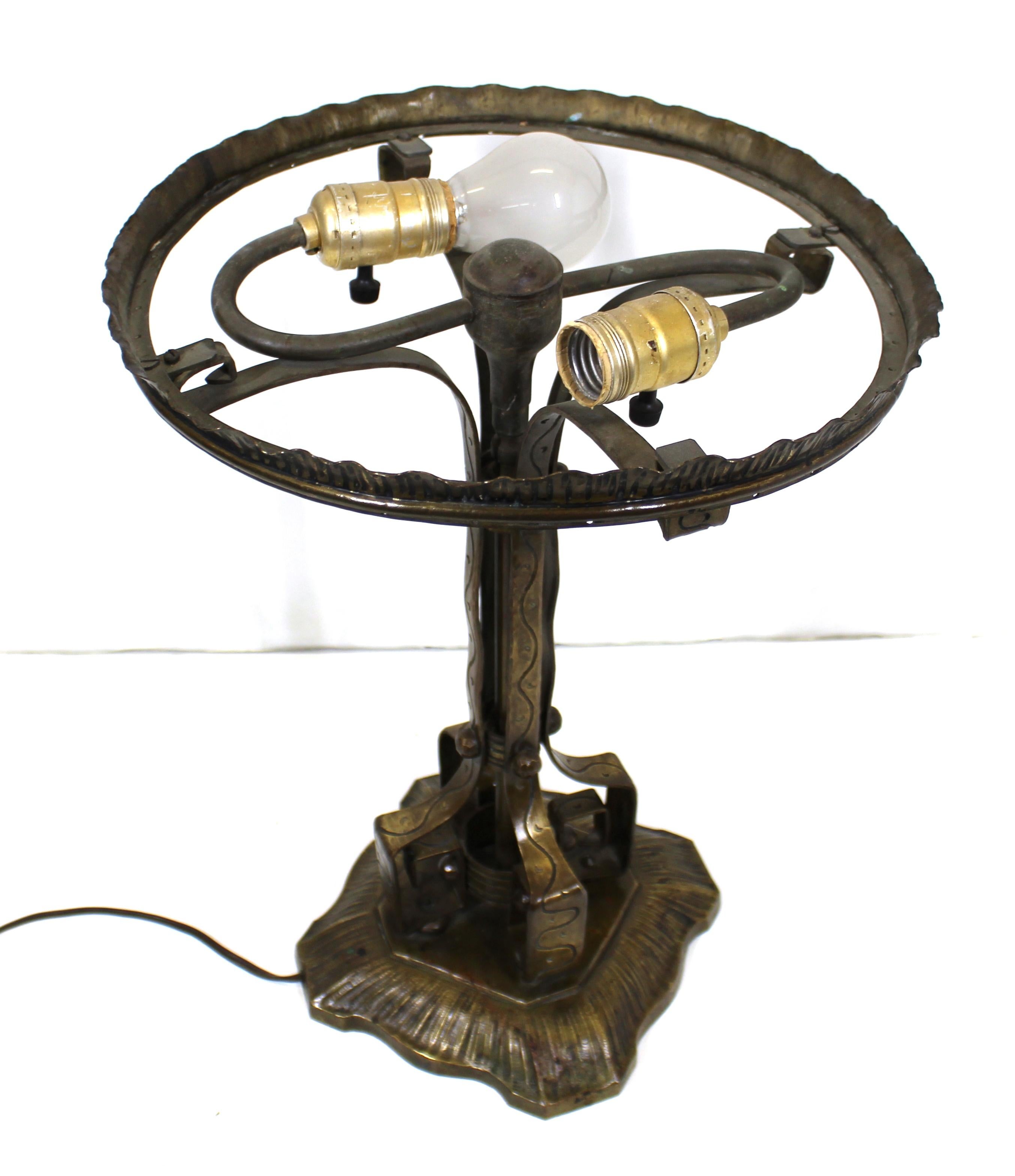 German Jugendstil Repousse Brass and Bronze Table Lamp Attributed to Oscar Bach For Sale 3