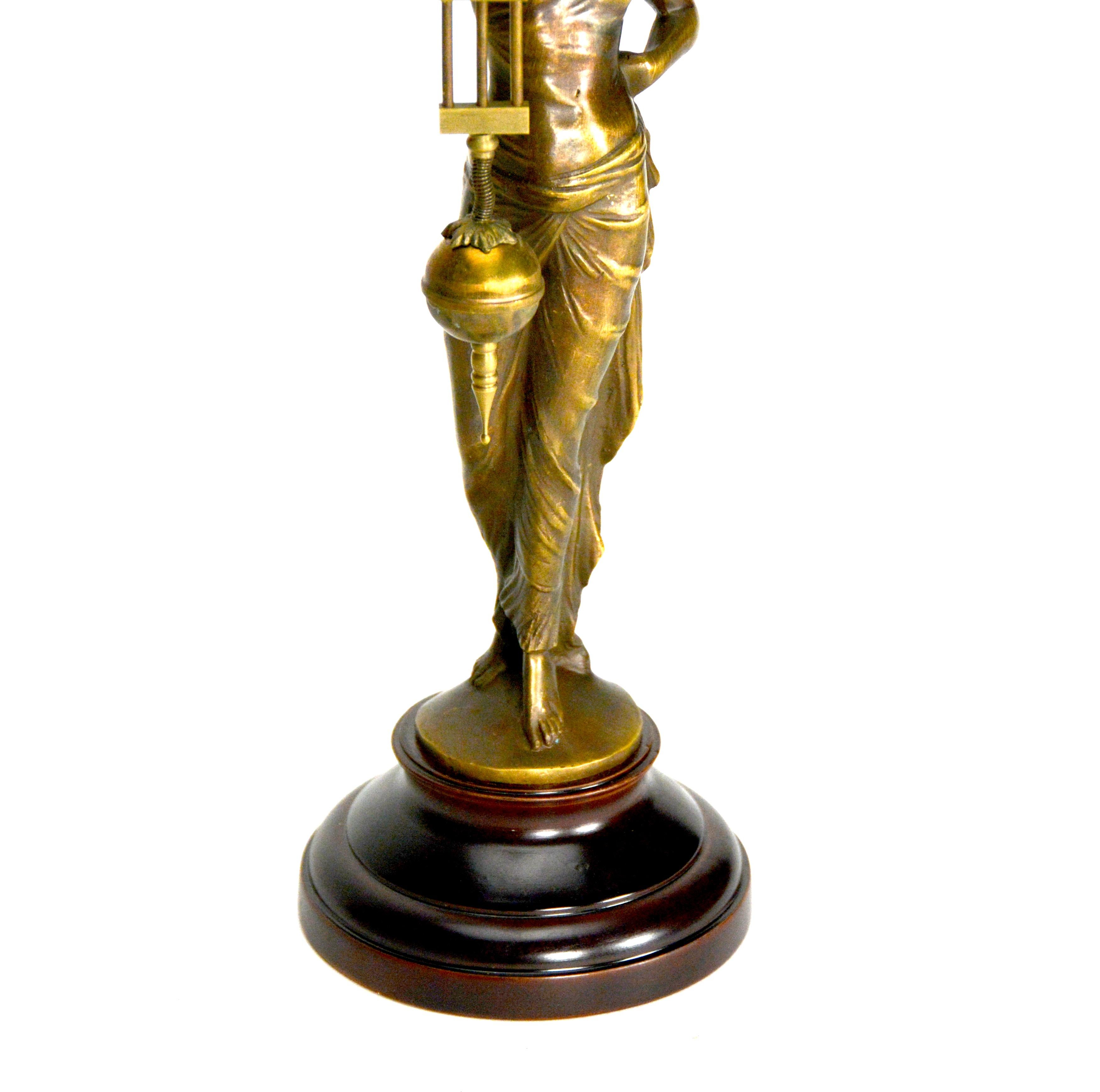 Horloge à balancier allemande de style Junghans en laiton Elegant Lady Figure Porcelain Dial Swinging Clock en vente 1