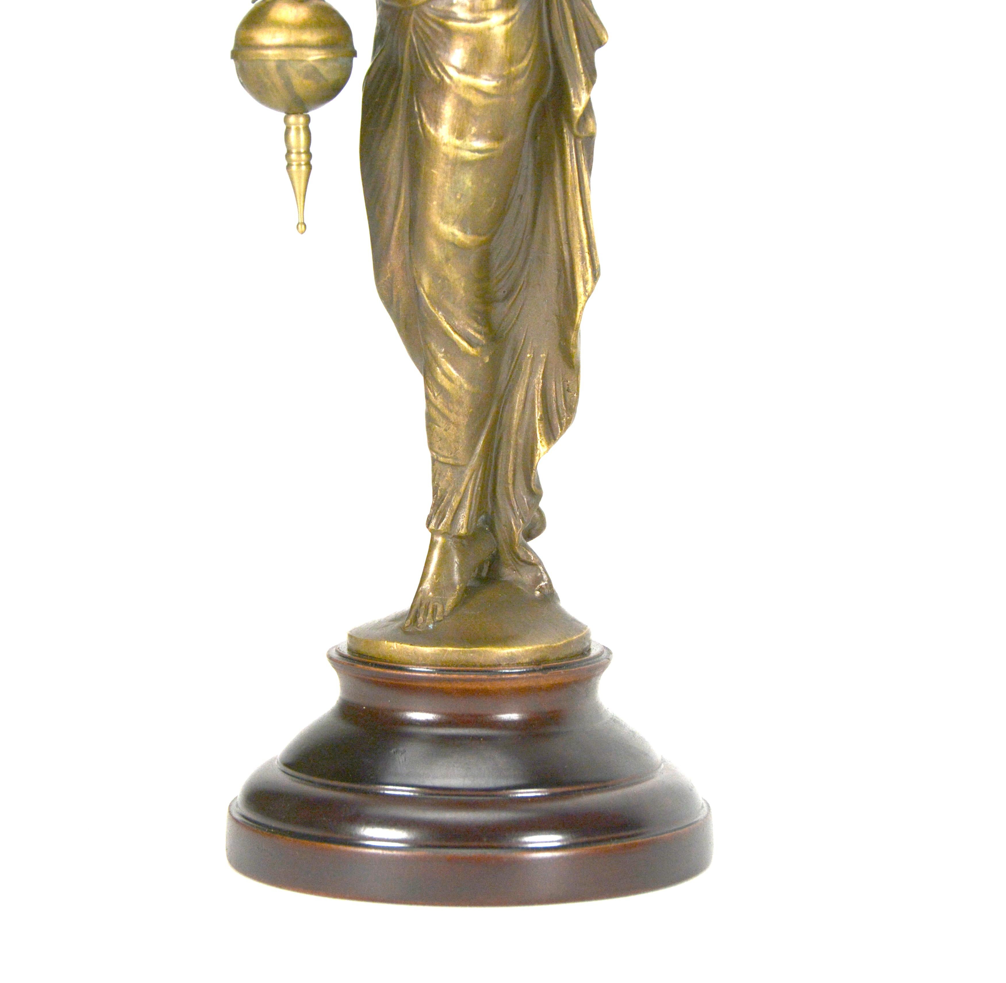 Horloge à balancier allemande de style Junghans en laiton Elegant Lady Figure Porcelain Dial Swinging Clock en vente 2