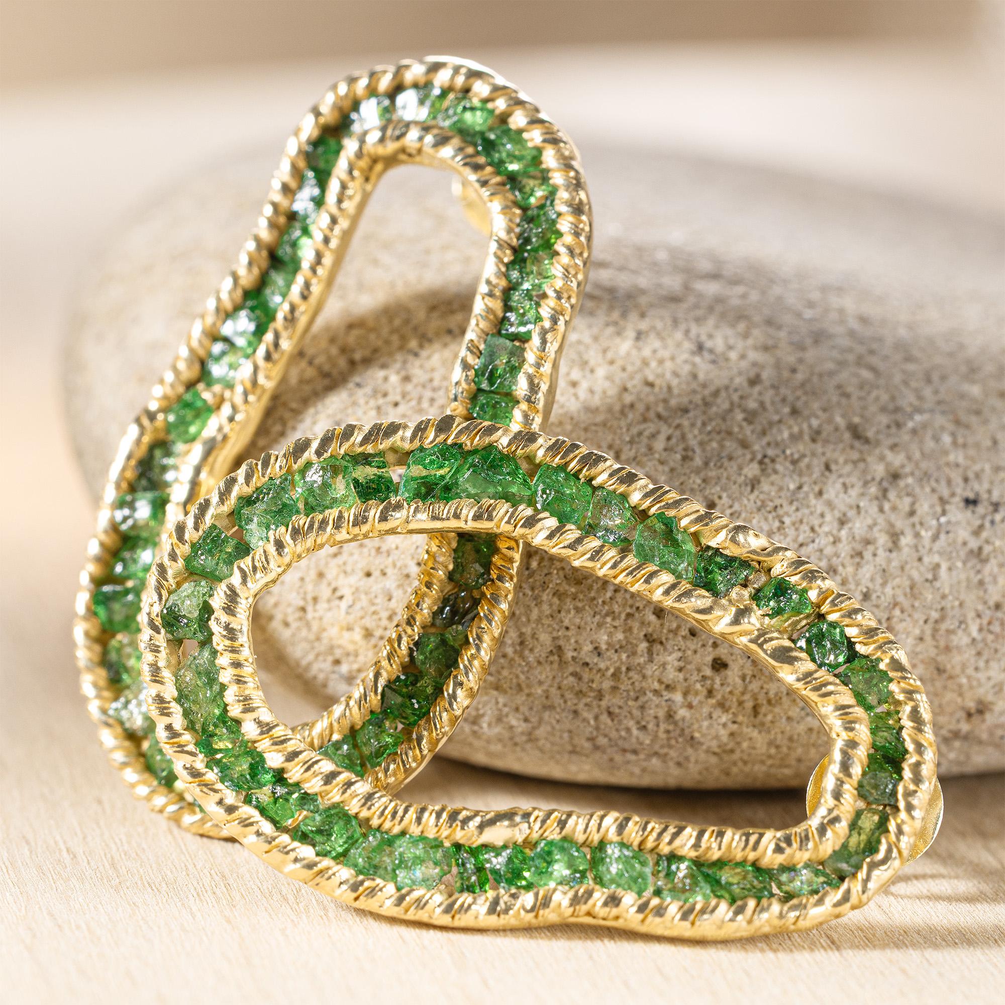 Gli orecchini Arven sono audaci senza essere rumorosi. Realizzate in argento 925 placcato in oro 18 carati, la loro forma a pera leggermente irregolare sembra scultorea e fluida, creata per distinguersi dalla simmetria e dalla routine.

Una linea di