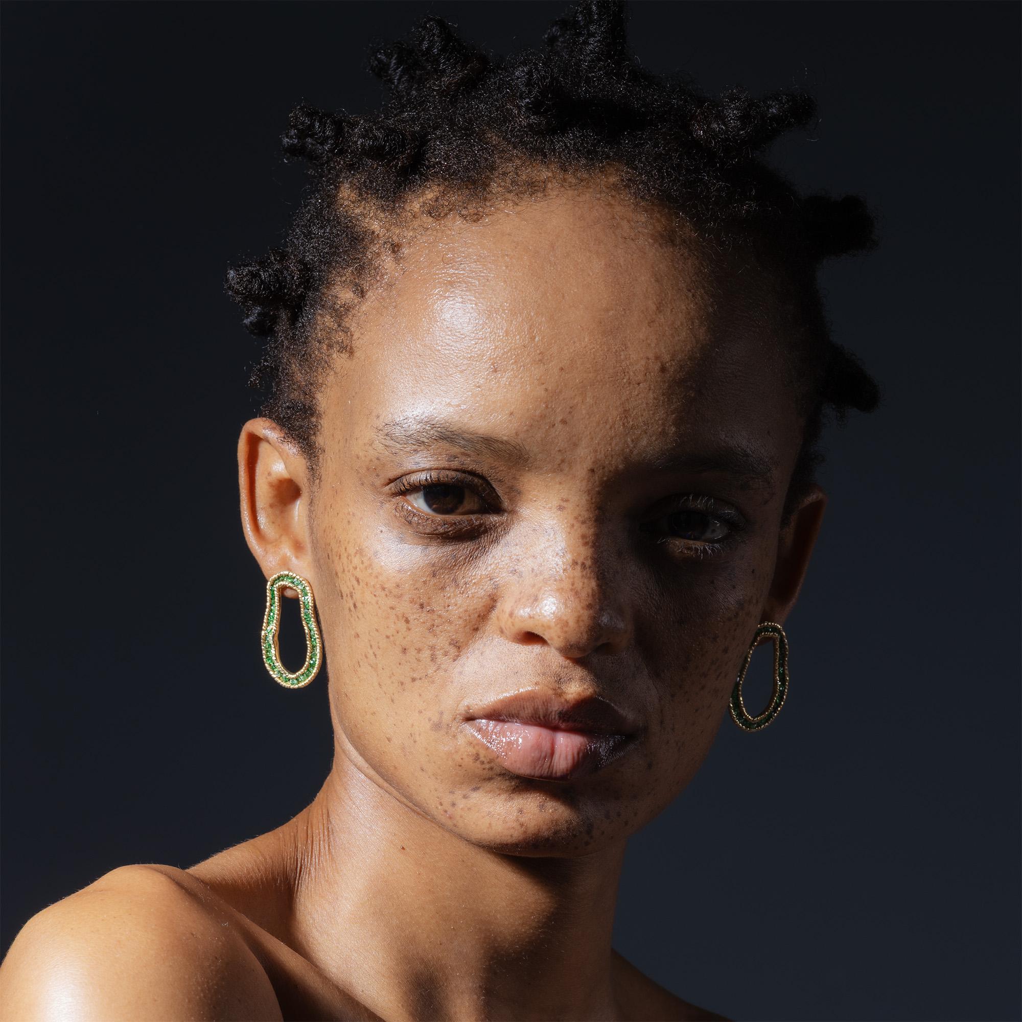 Contemporaneo Orecchini German Kabirski Arven in argento placcato oro con granato di tsavorite grezzo in vendita