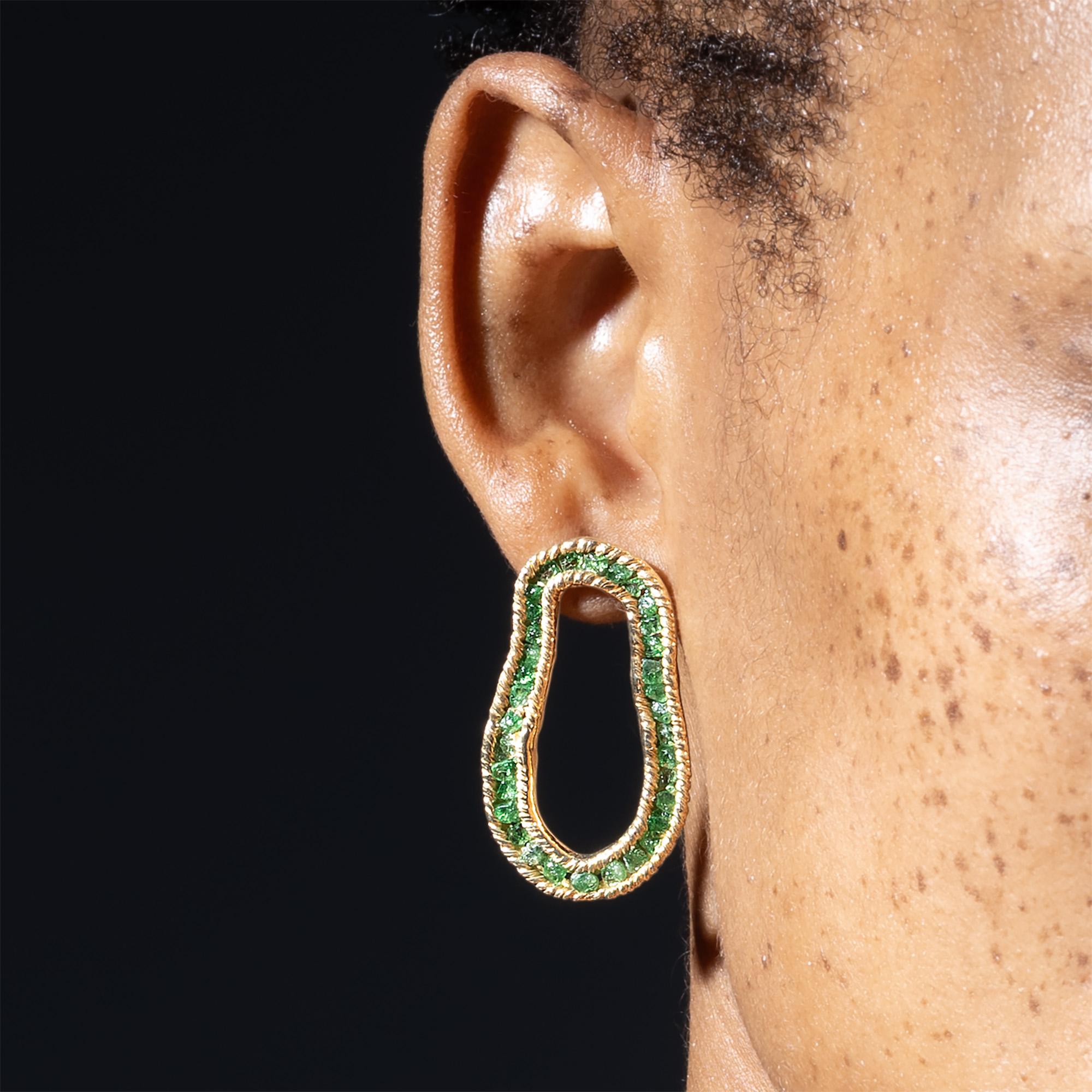 Taglio grezzo Orecchini German Kabirski Arven in argento placcato oro con granato di tsavorite grezzo in vendita