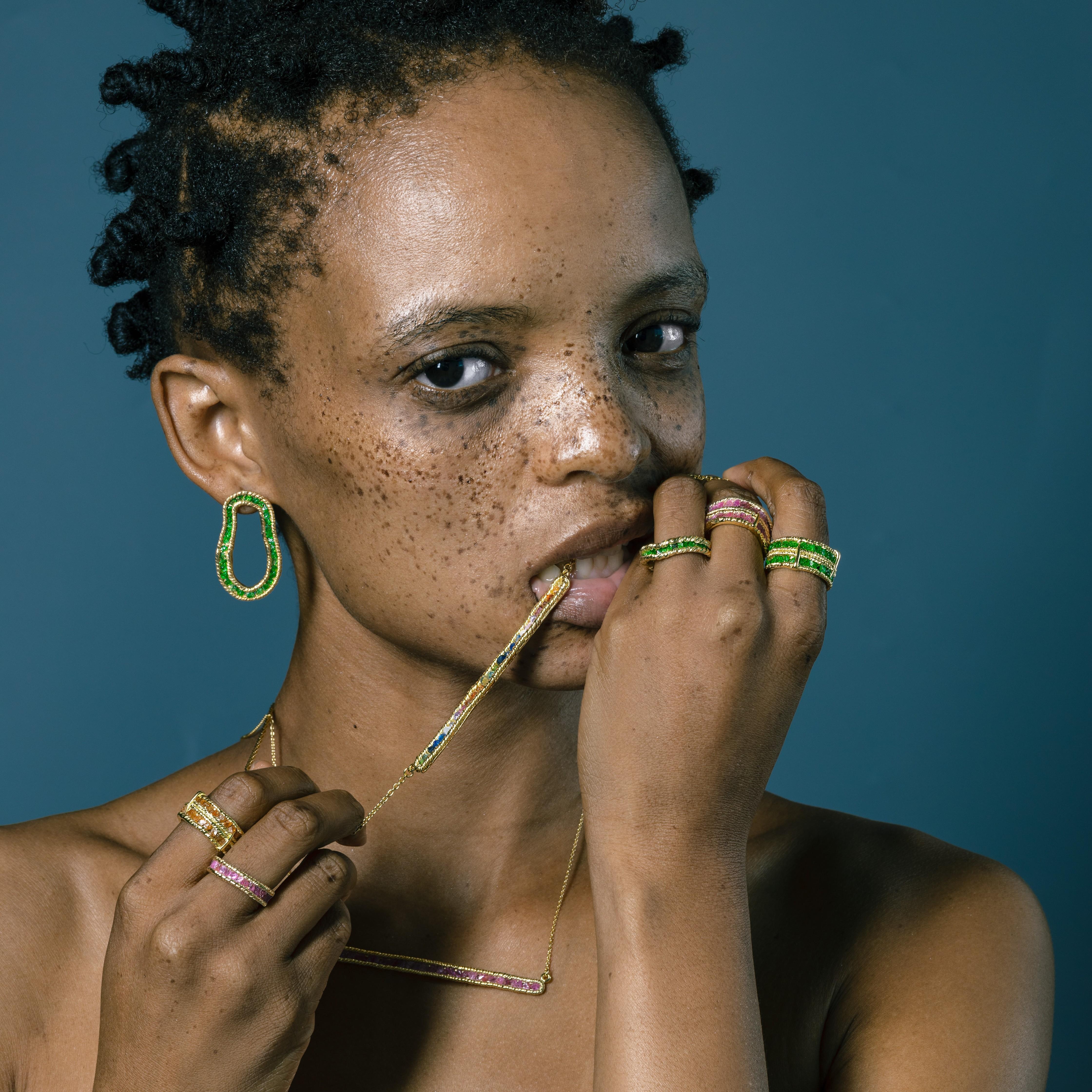 Donna Orecchini German Kabirski Arven in argento placcato oro con granato di tsavorite grezzo in vendita