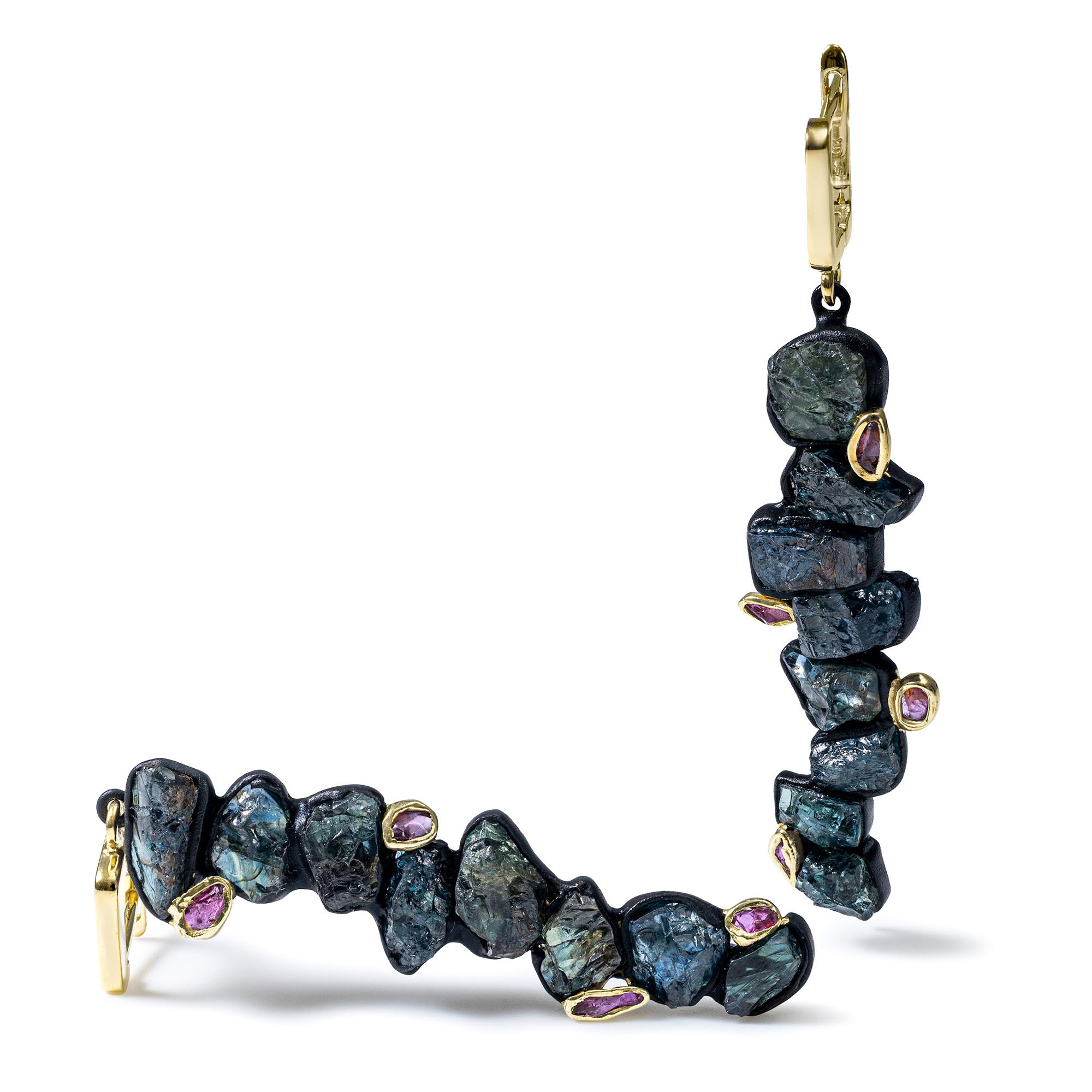 Contemporaneo Orecchini in argento con zaffiro grezzo e rubino di German Kabirski Danae, realizzati a mano. in vendita