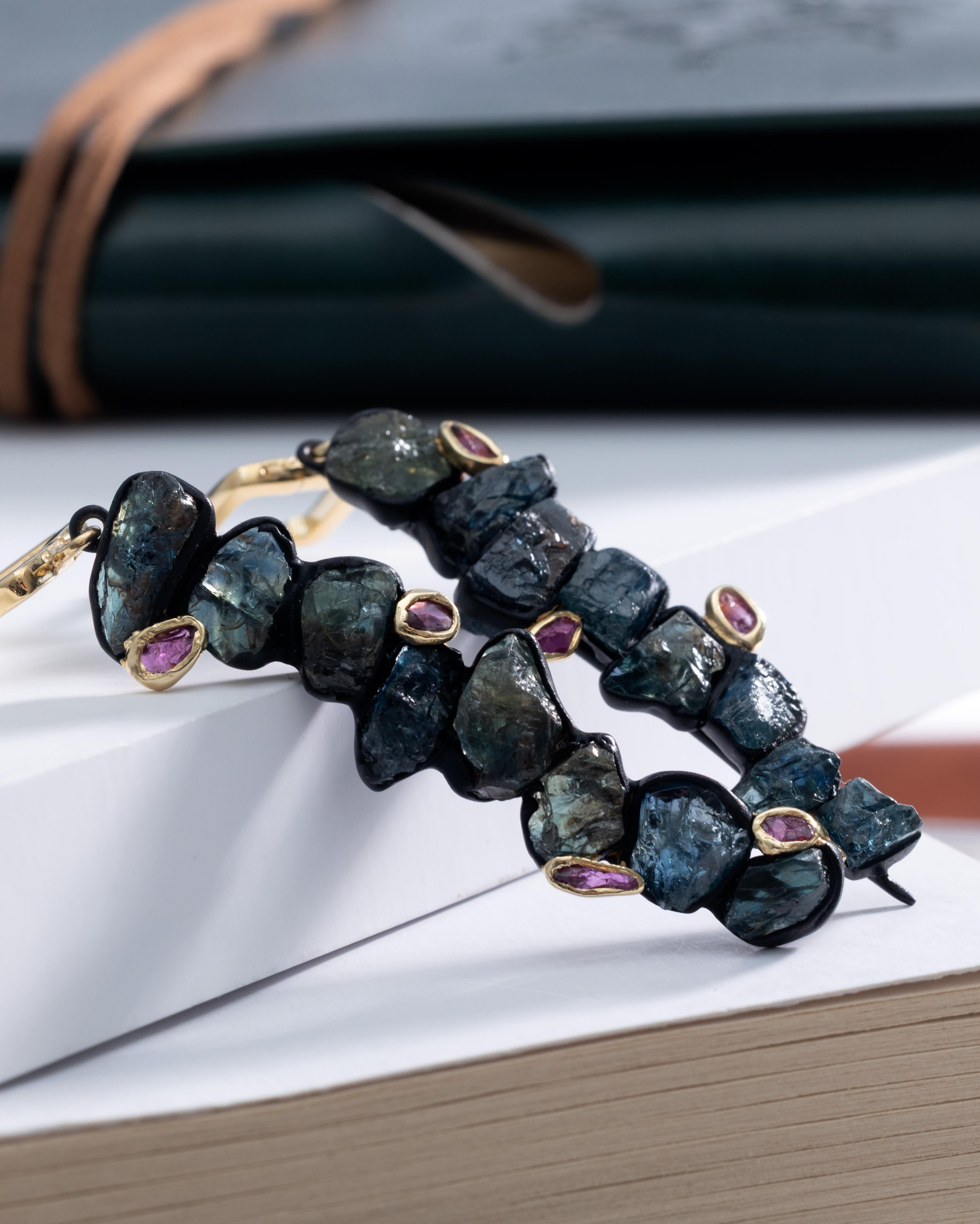 Taglio grezzo Orecchini in argento con zaffiro grezzo e rubino di German Kabirski Danae, realizzati a mano. in vendita