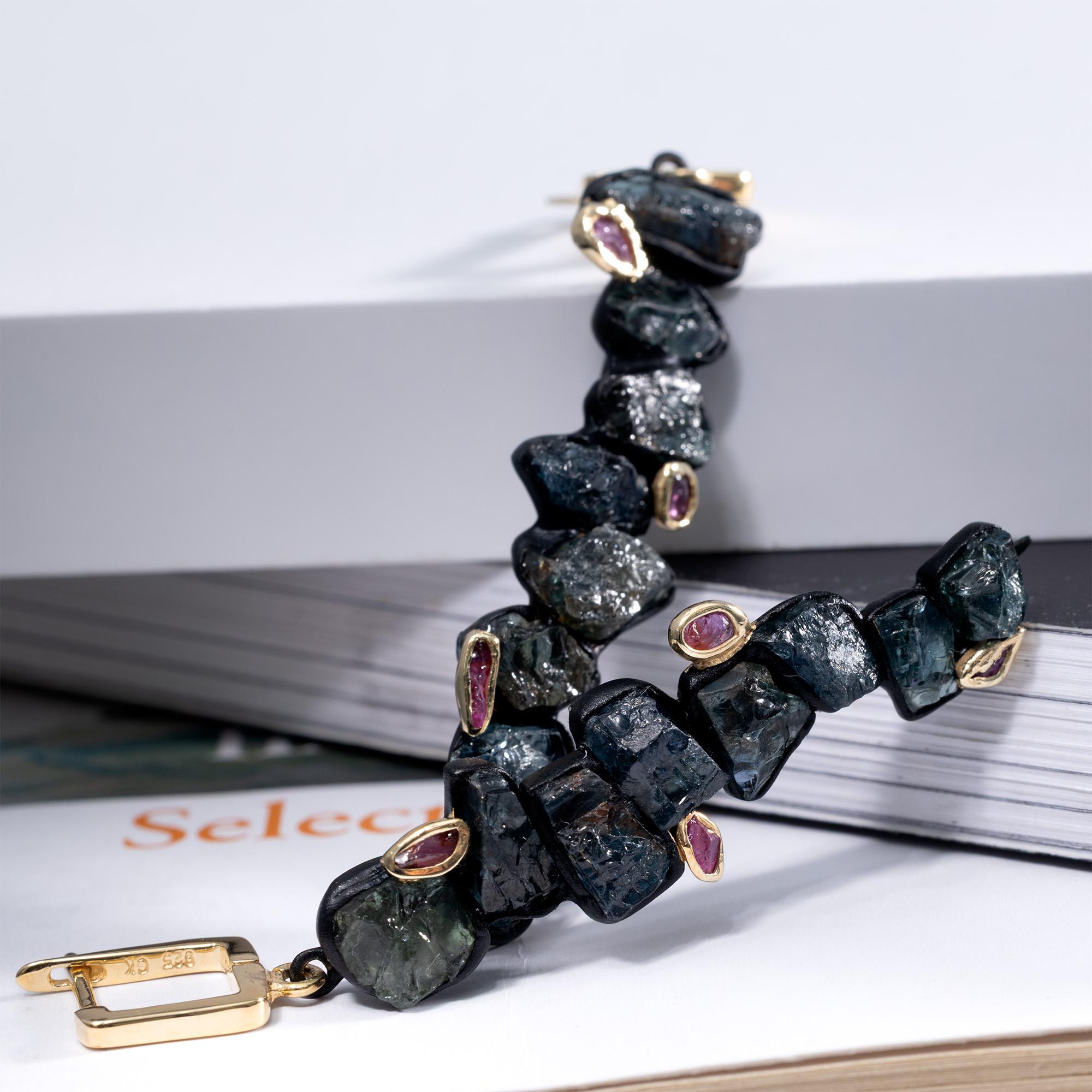 Orecchini in argento con zaffiro grezzo e rubino di German Kabirski Danae, realizzati a mano. In condizioni Nuovo in vendita a West Palm Beach, FL