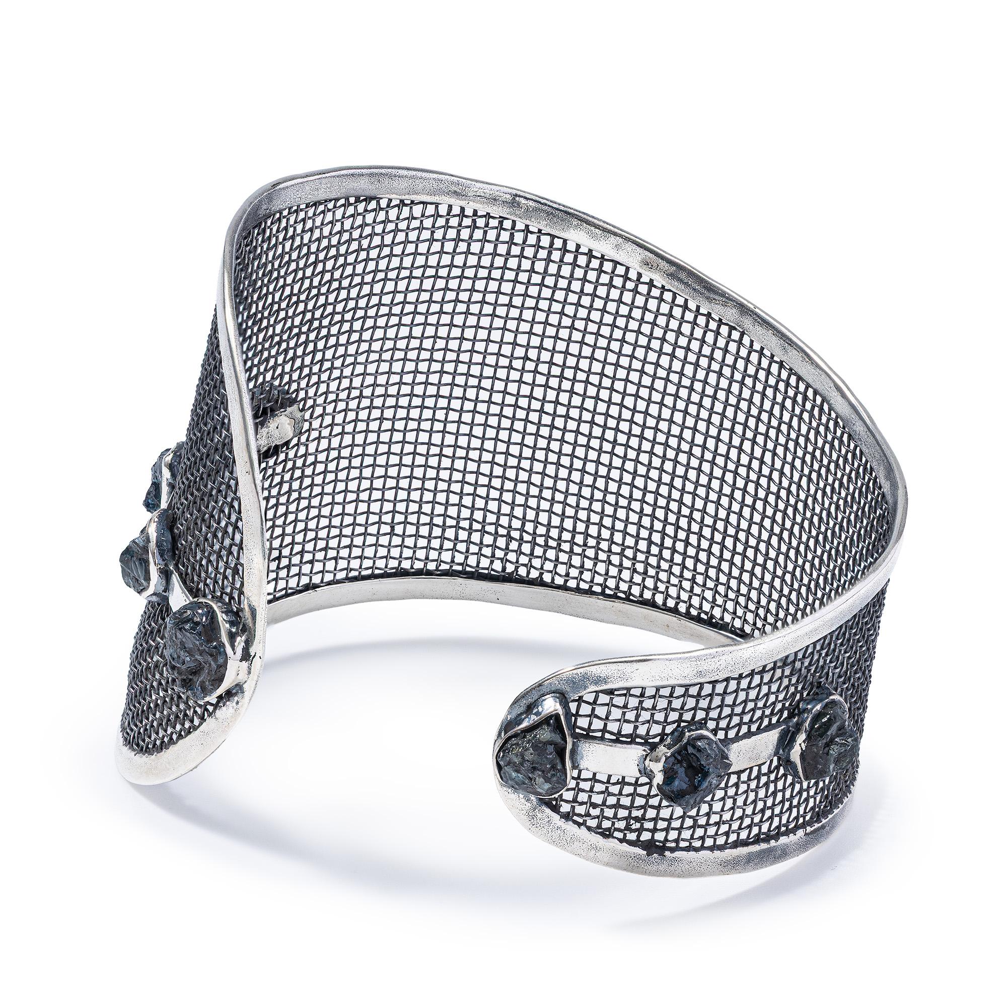 German Kabirski Espalier Silber & Titanium Mesh Armband mit rohem Saphir (Rohschliff) im Angebot