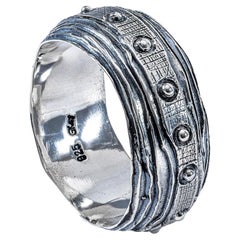 Bague allemande Kabirski Flumen en argent 925, avec texture en relief et détails en rivets