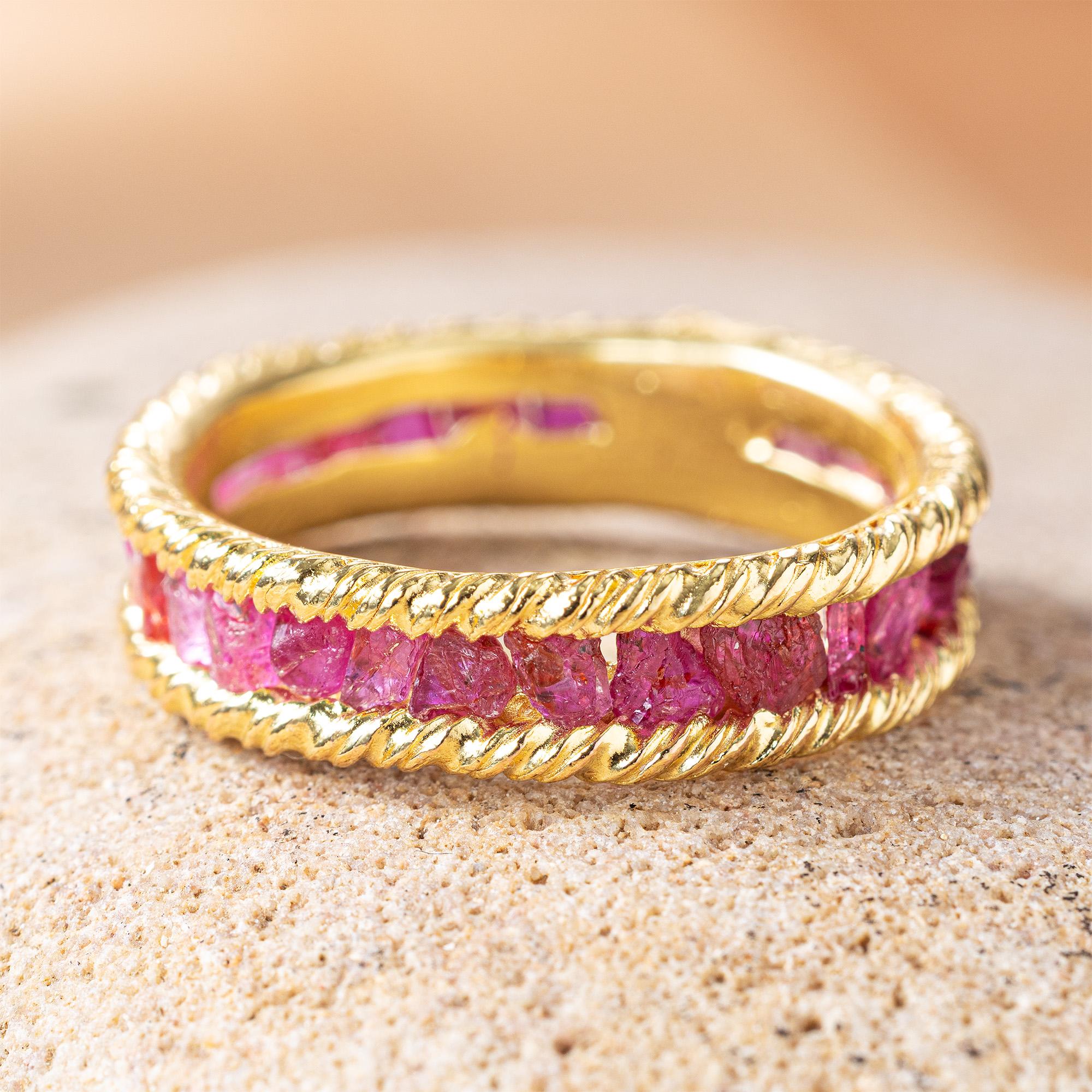 Der Ring Gaiete interpretiert den Minimalismus durch kühne Kontraste und rohe Kunstfertigkeit neu. Gefertigt aus 925er Sterlingsilber und vergoldet mit 18 Karat, ist er nickelfrei, hypoallergen und sicher für das tägliche Tragen.

Ein ganzer Kreis