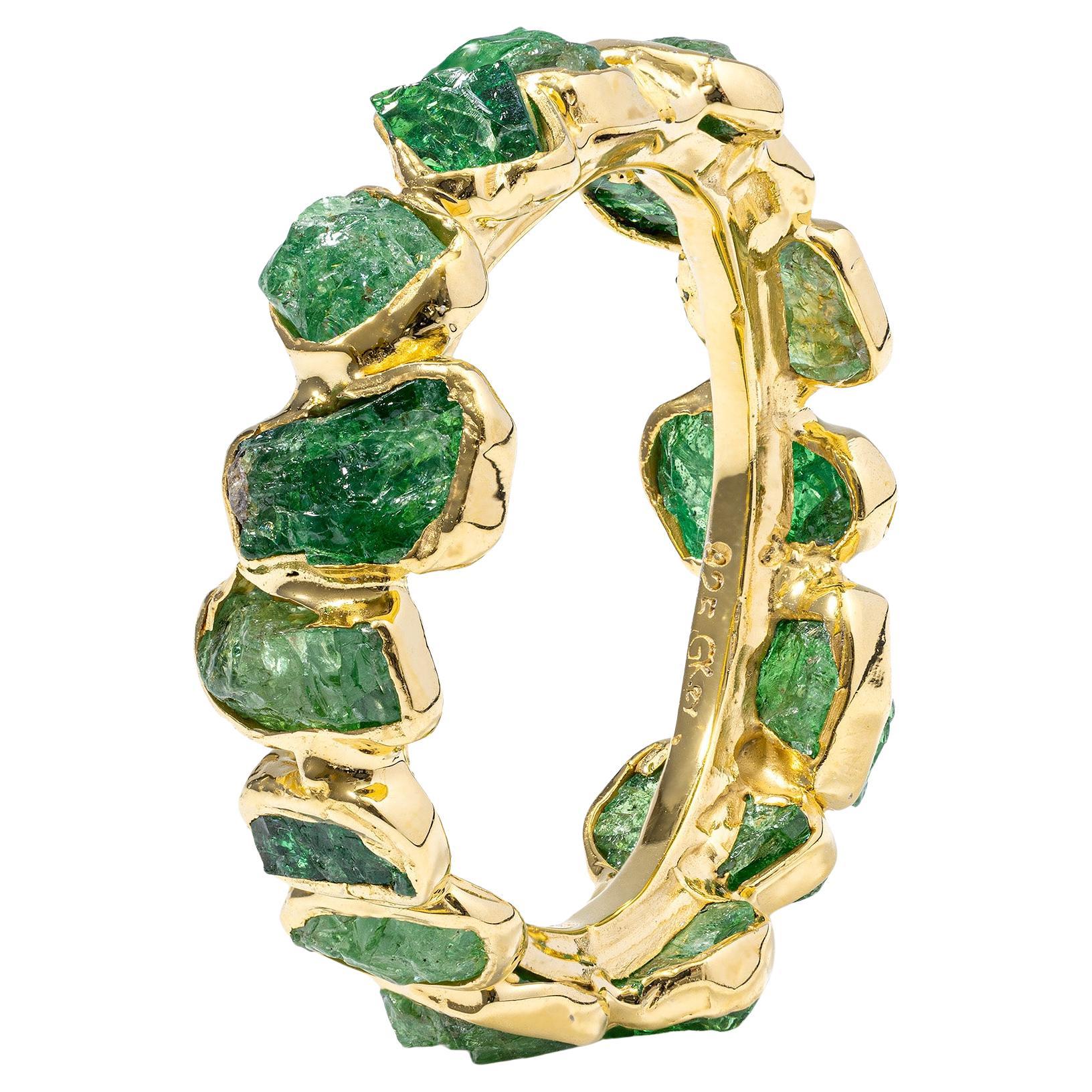 Anello minimalista in argento placcato oro con tsavorite grezza di German Kabirski Harita