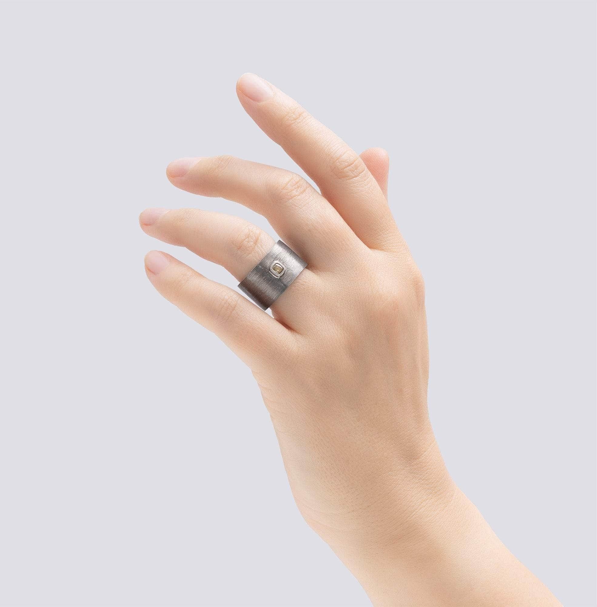 Intra pertenece a la Serie Egoísta de German Kabirski, un diseño distintivo que esconde piedras preciosas en el interior de la banda. El exterior permanece reservado -un preciso diamante de fantasía oliva dorado de 0,20 quilates engastado en la