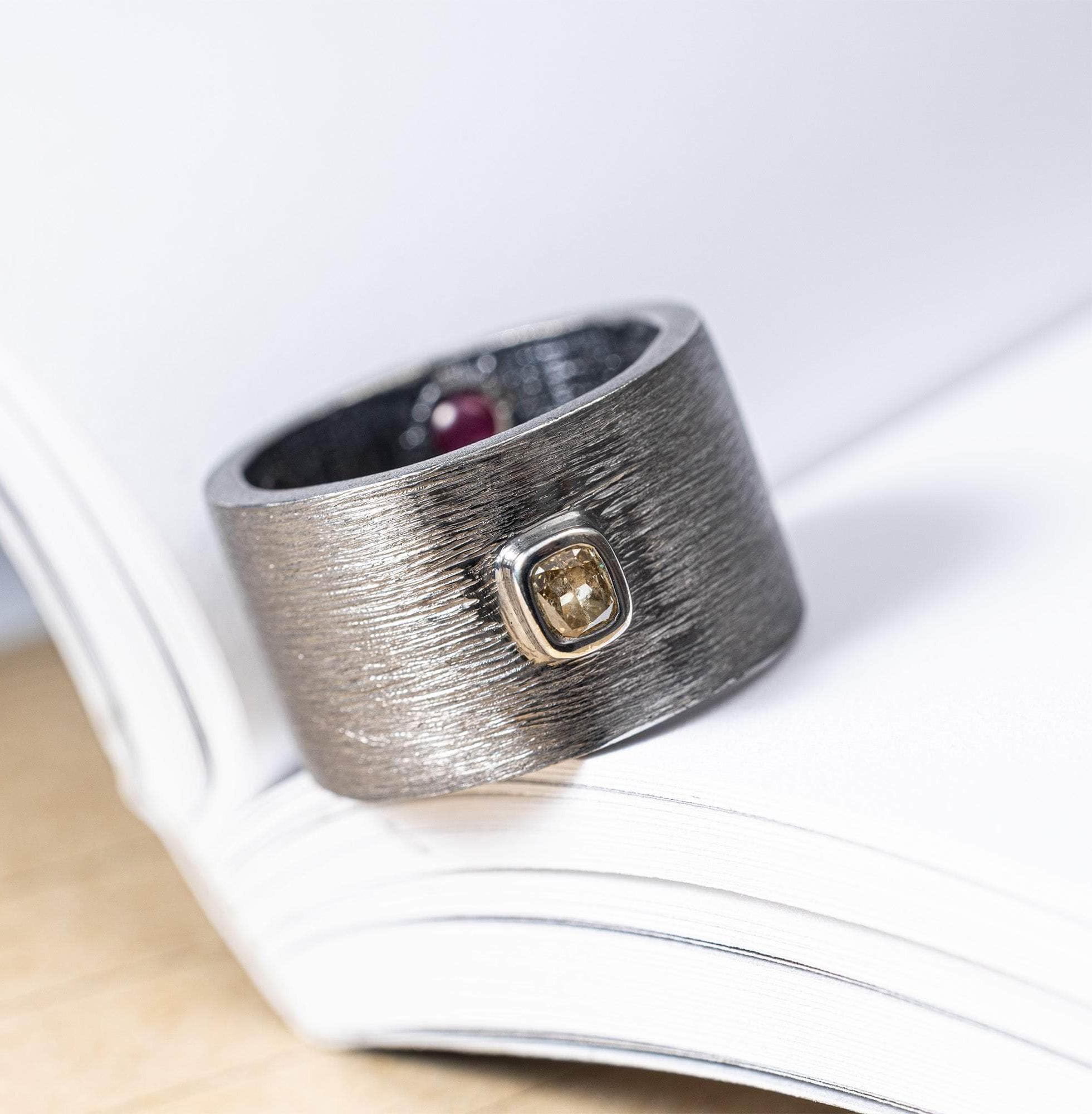 German Kabirski Intra 0,20 Anillo de plata con diamantes y rubíes Corte cojín en venta