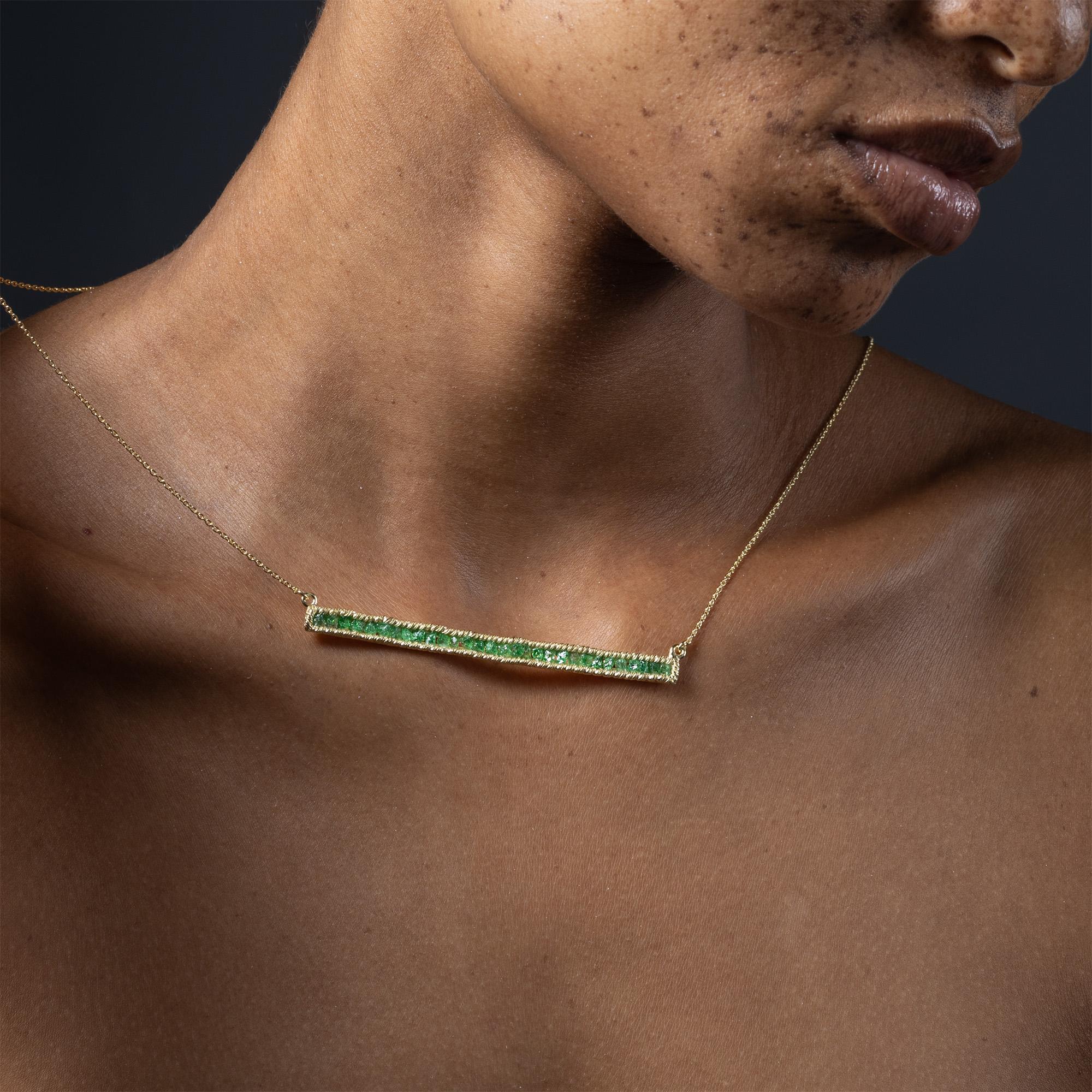 La collana Lithos della Raw Collection è caratterizzata da cristalli di granato Tsavorite naturali e grezzi disposti in un design lineare. Realizzata in argento sterling 925 placcato in oro 14K e rifinita con un rivestimento antitarlo, la collana