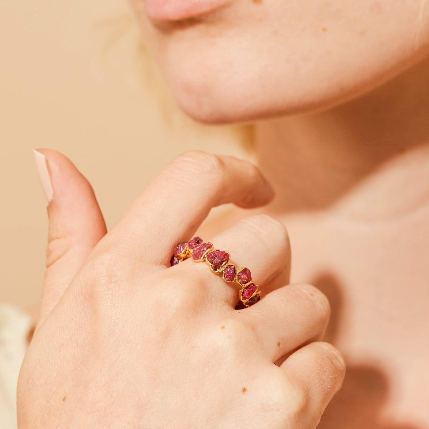 Una delicada banda de relucientes rubíes ha sido elaborada a mano para hacer este hermoso anillo. Es sencillo pero complejo, y permite que la naturaleza en bruto de las piedras preciosas sea la protagonista. Los hilos de oro que rodean cada joya