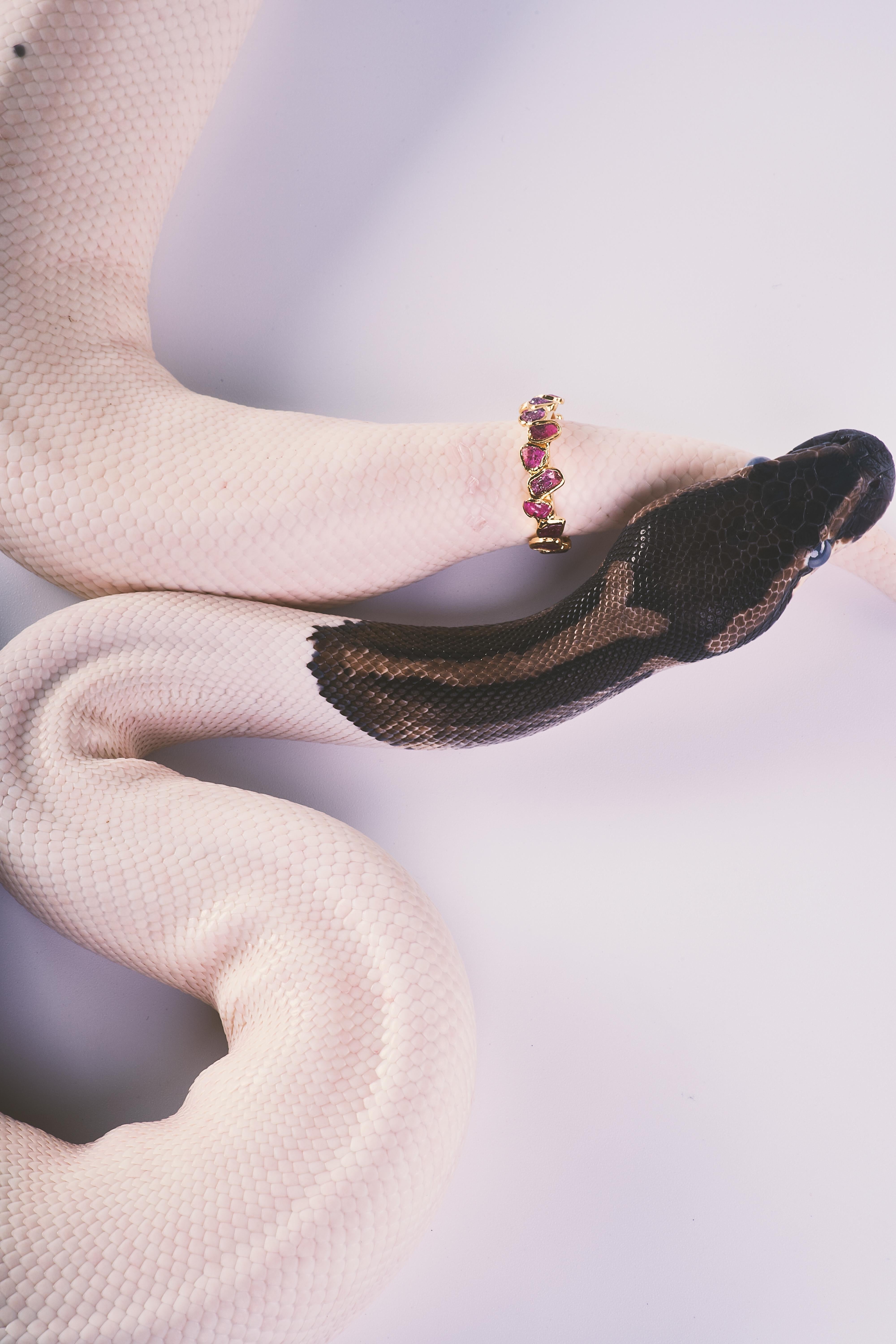 German Kabirski Livia Icono Rubí en bruto Anillo de plata chapado en oro Contemporáneo en venta