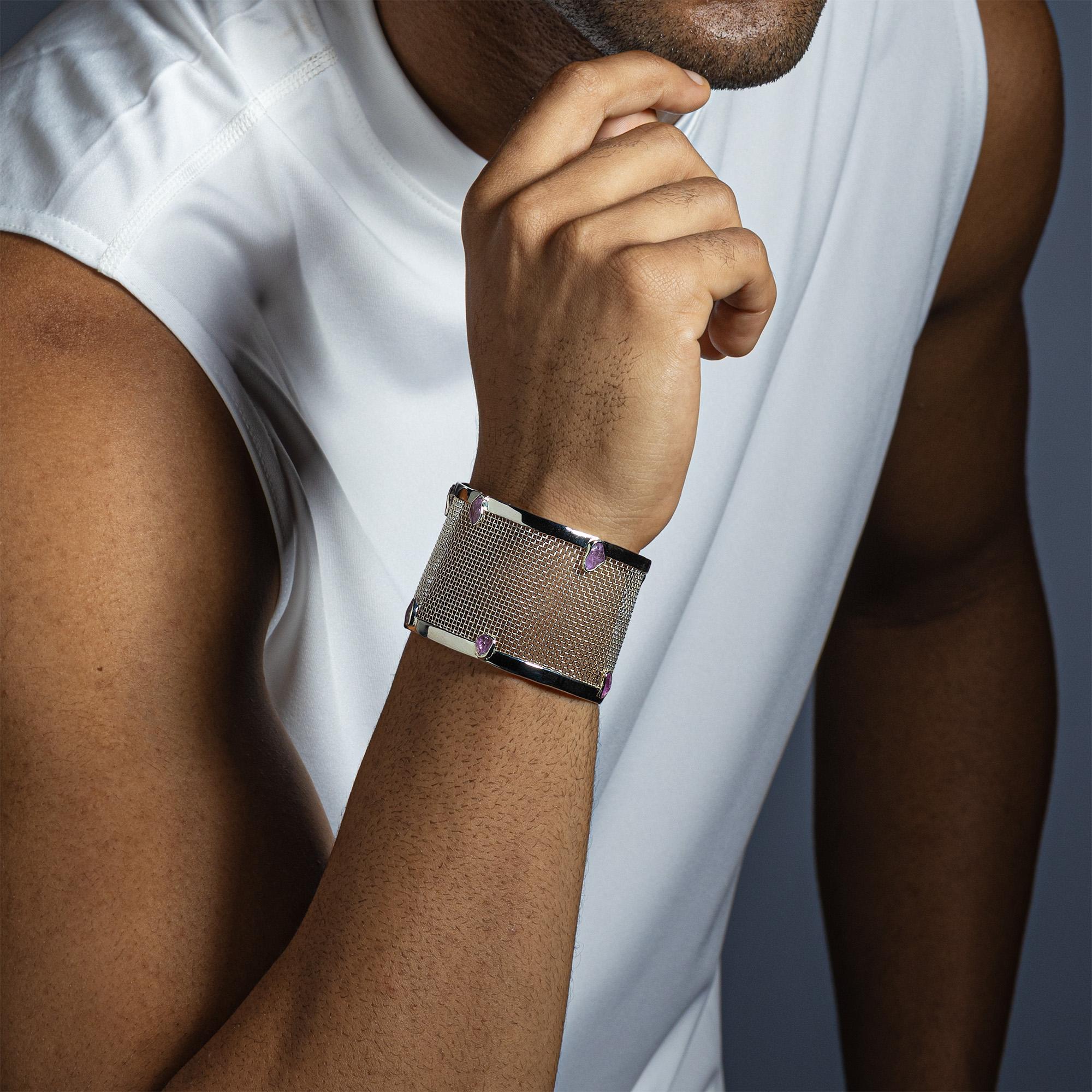 La pulsera Lumen consiste en explorar los contrastes a través de la textura, el material y la forma. Forma parte de la colección Malla y combina plata de ley 925 oxidada con malla de titanio, creando una pieza de aspecto crudo e industrial, pero