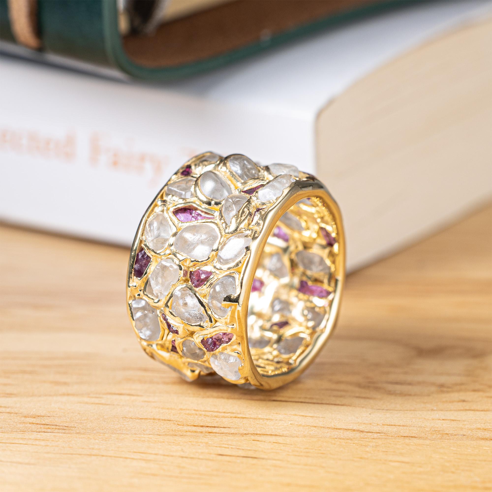 Il Lythara è pensato per chi desidera che le gemme grezze siano a diretto contatto con la pelle. L'anello è costruito come un mosaico: ogni pezzo di zircone naturale grezzo e di rubino grezzo è avvolto singolarmente nell'argento e le pietre avvolte