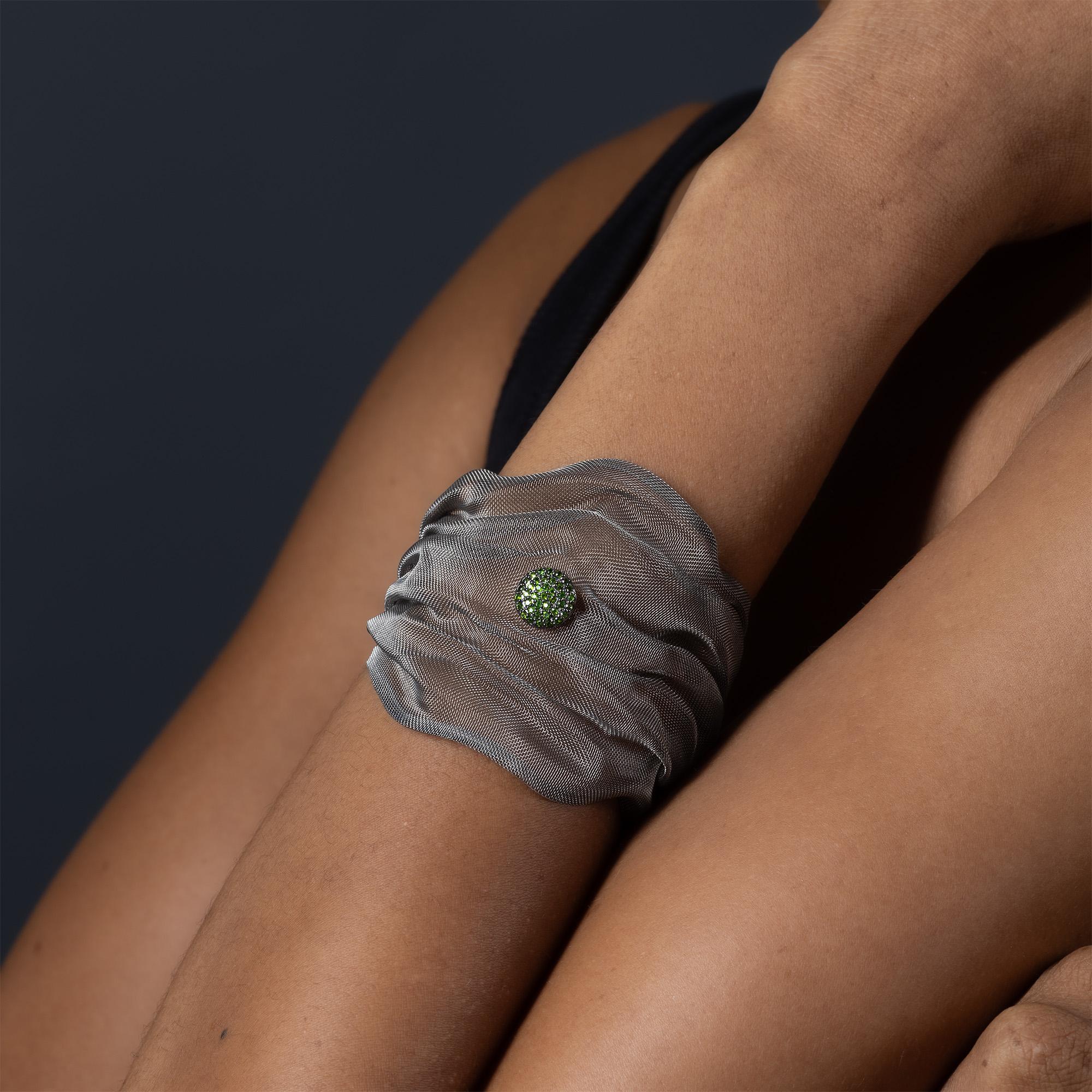 Il bracciale Meshura unisce materiali avanzati a un design espressivo. Realizzato in maglia di titanio e argento 925, è estremamente leggero, resistente e flessibile: un materiale comunemente utilizzato nell'industria aerospaziale e medica, ora