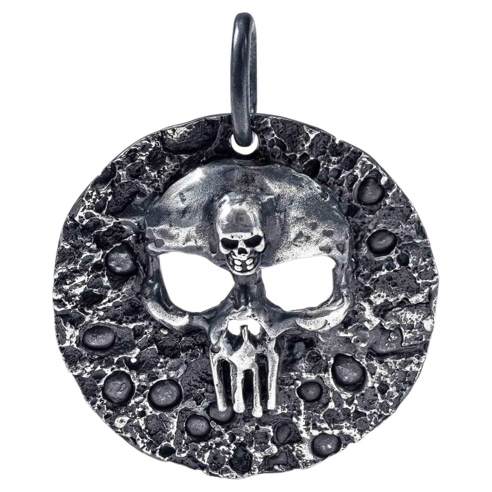 Ciondolo rotondo in argento sterling "German Kabirski Morbidus Gritty" con emblema a forma di teschio in vendita