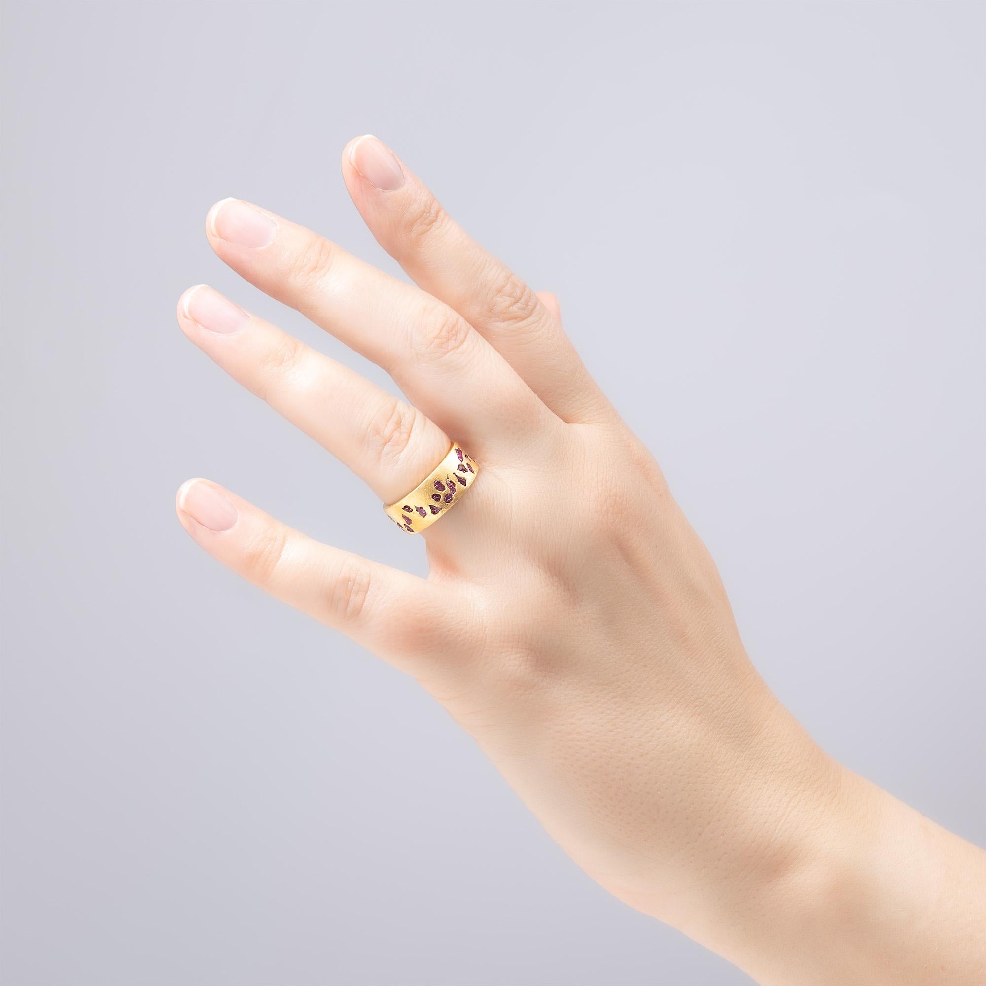 Taglio grezzo Anello German Kabirski Pyra con rubino grezzo in argento 925 placcato oro 14K in vendita