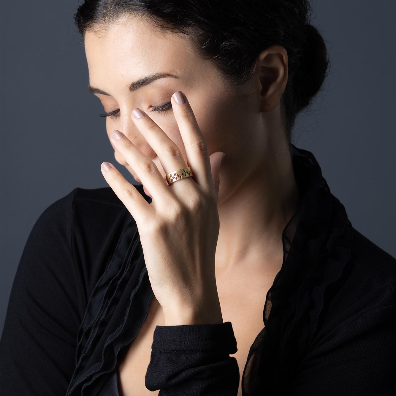 Contemporaneo Anello German Kabirski Pyra con rubino grezzo in argento 925 placcato oro 14K in vendita