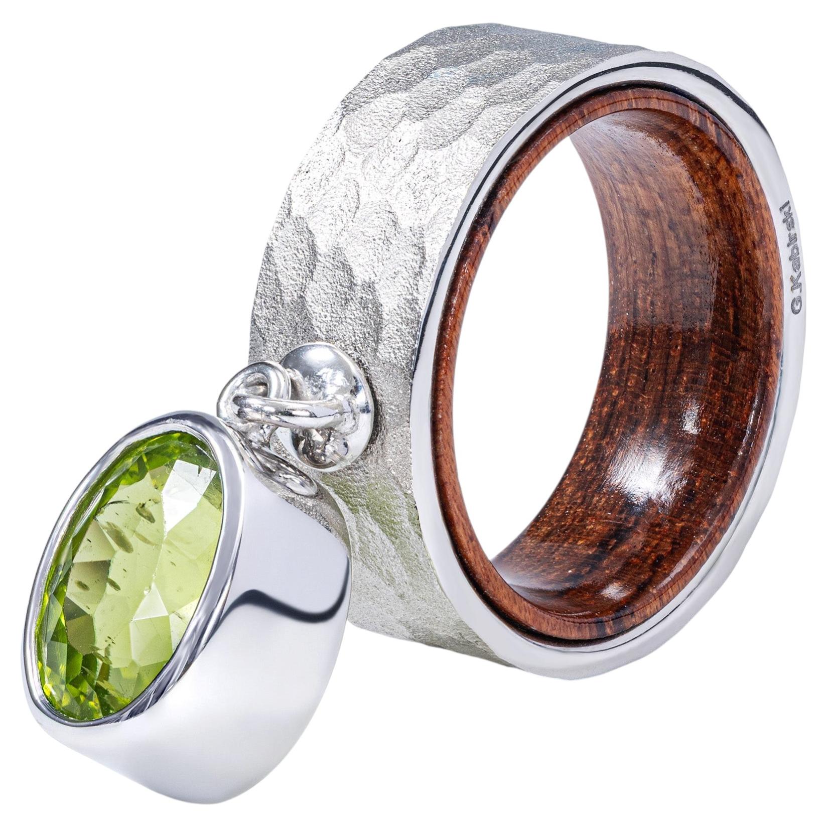 Anillo alemán Kabirski de plata 925 y palisandro con un peridoto ovalado colgante en venta
