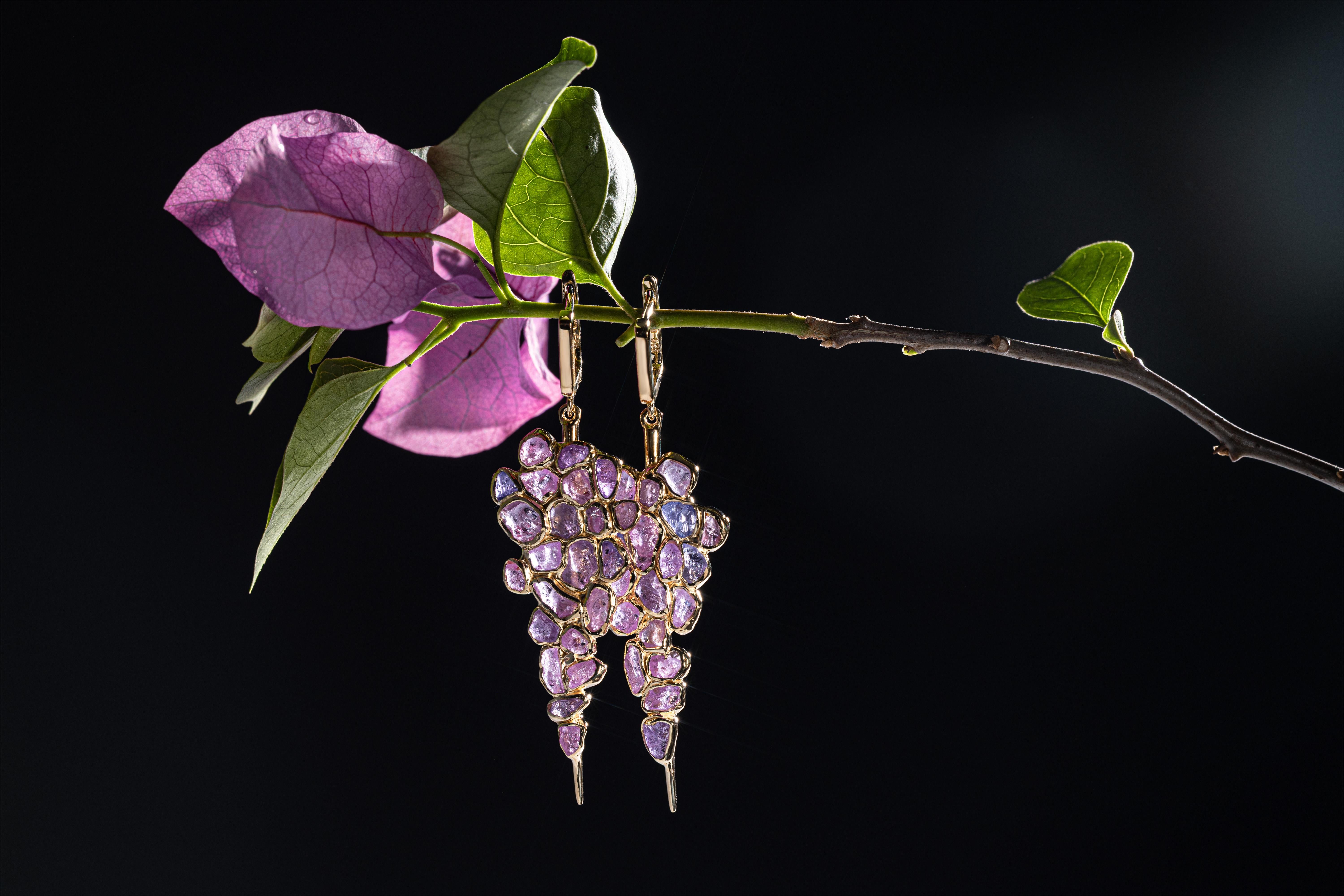 Tarina se compose d'une large grappe de cristaux de saphir rose bruts, disposés en forme de goutte de raisin qui se déplace naturellement avec la personne qui la porte. Les saphirs sont laissés bruts et non polis, montrant leurs véritables tons