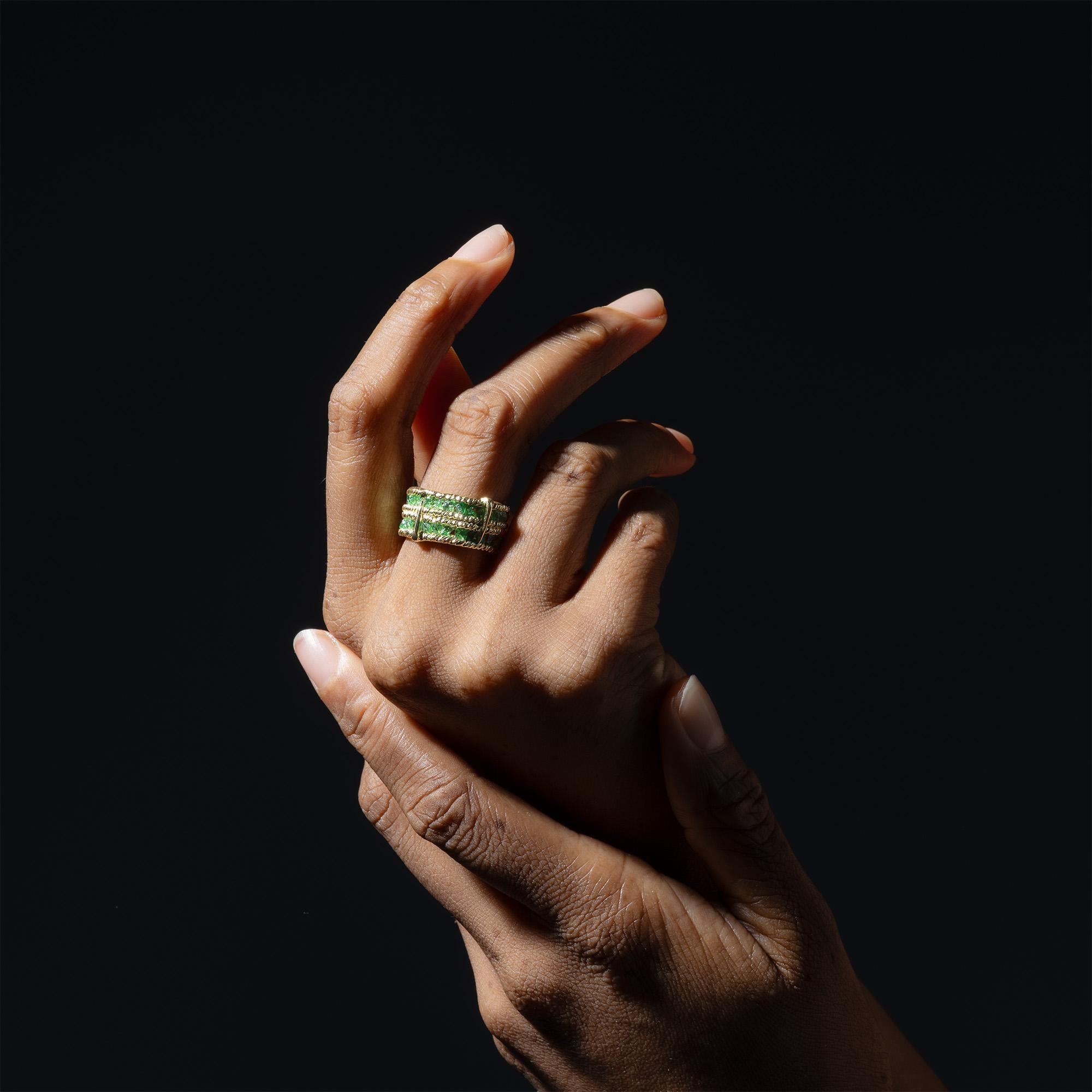 L'anello Tartine ridefinisce il minimalismo con texture e contrasti. Realizzato in argento 925, placcato in oro 18 carati e rivestito con una finitura anti appannamento, è costruito per durare a lungo - senza nichel, senza allergie e sicuro da