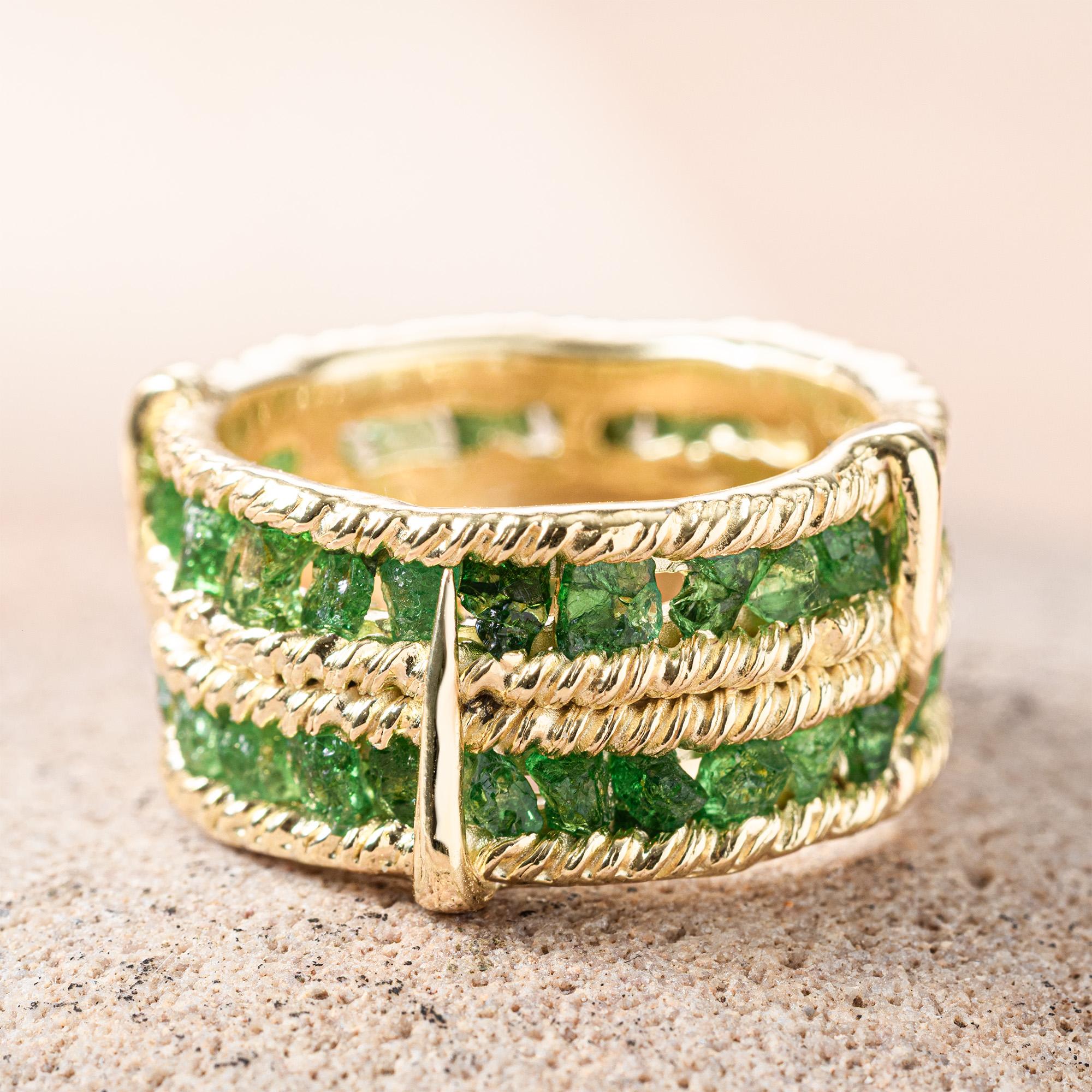 Contemporaneo Anello German Kabirski Tartine in argento placcato oro con granato verde grezzo e tsavorite in vendita