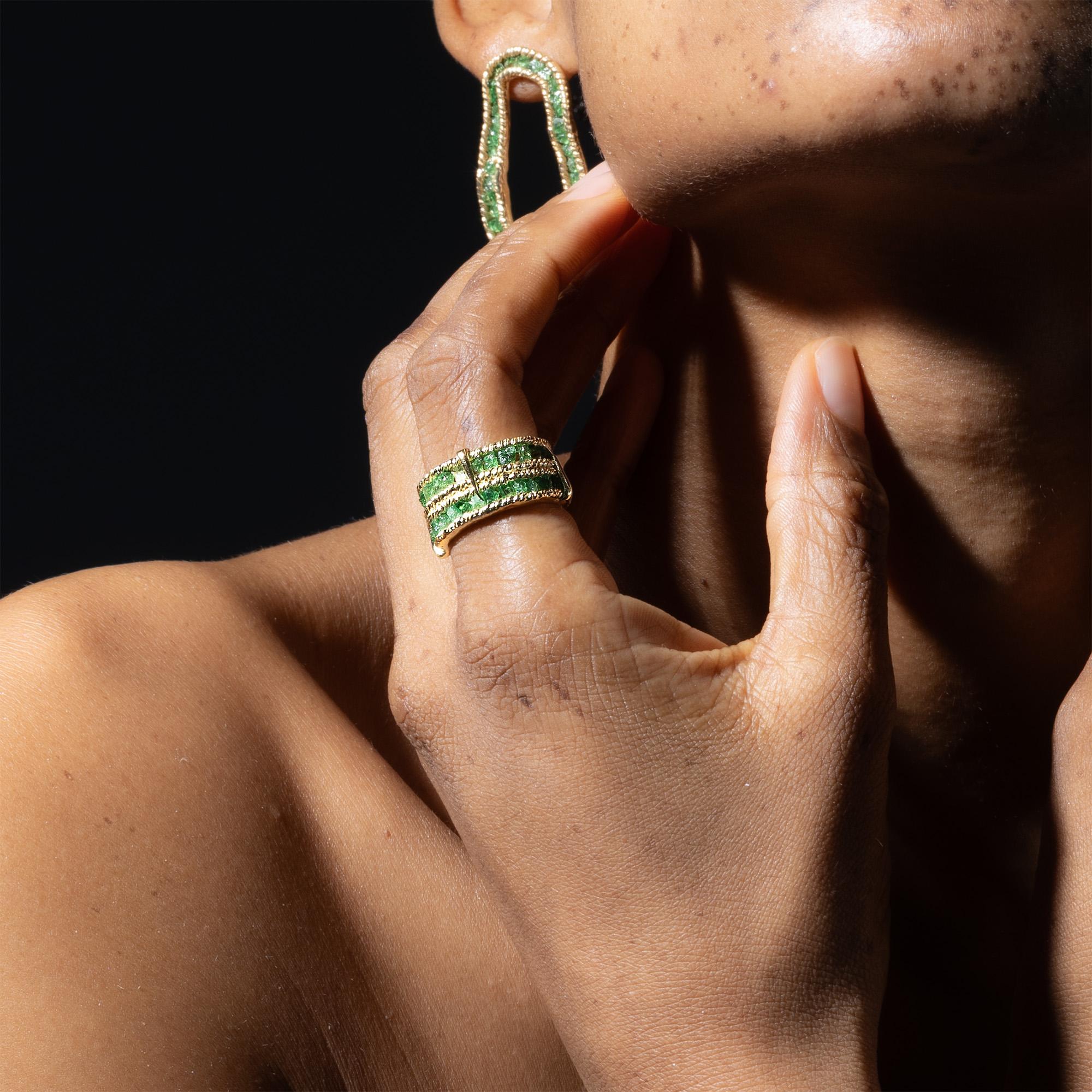 Taglio grezzo Anello German Kabirski Tartine in argento placcato oro con granato verde grezzo e tsavorite in vendita