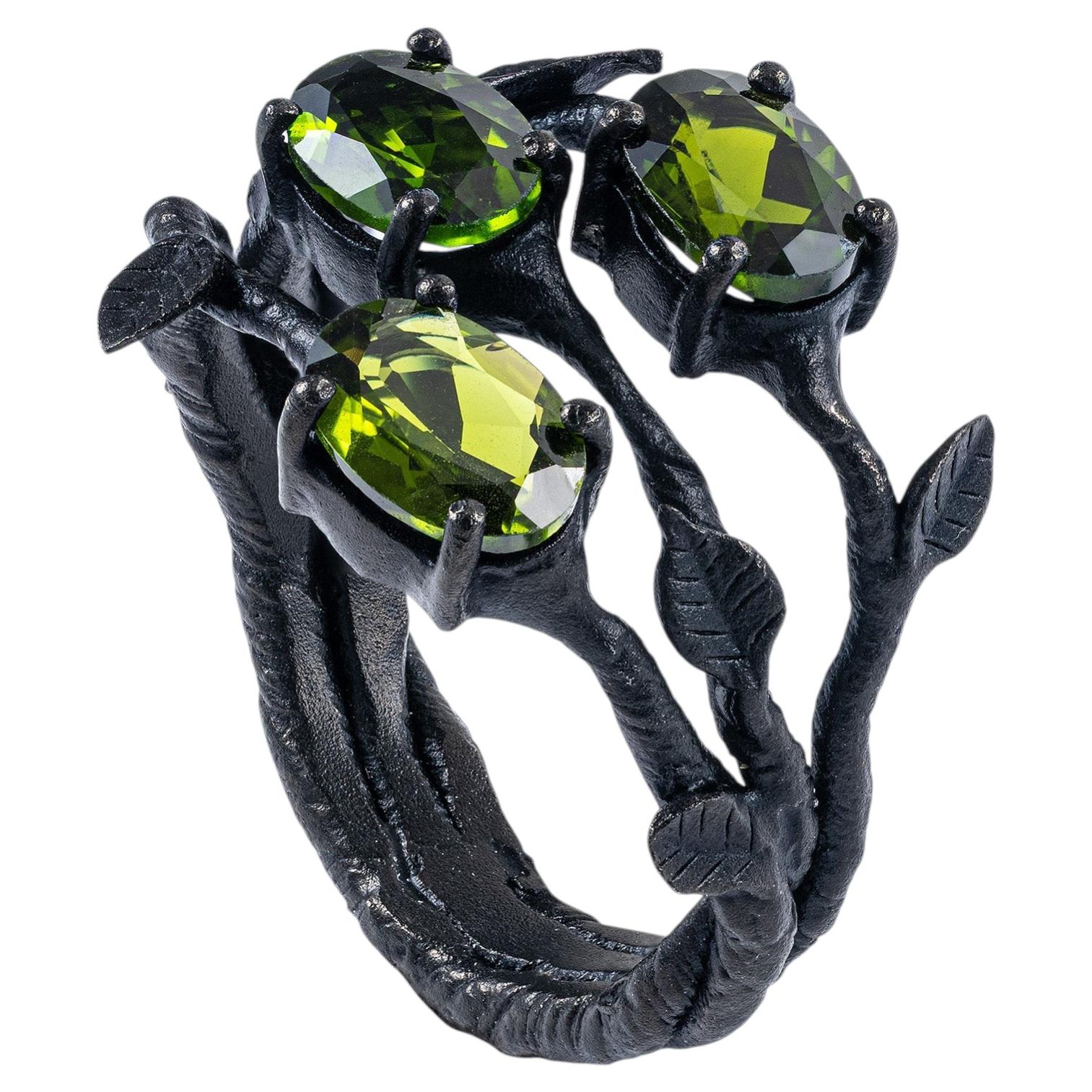 Anillo alemán Kabirski Tenebris de plata chapada en antracita con diópsido de cromo
