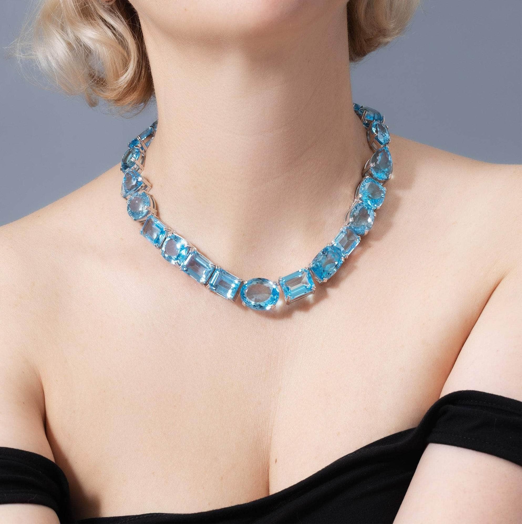 Thalyn è una scultura da indossare: una collana in argento sterling con gemme naturali di topazio blu in vari tagli e posizioni. Audace e asimmetrico, ribalta il design tradizionale e diventa uno strumento di espressione personale. Un pezzo forte