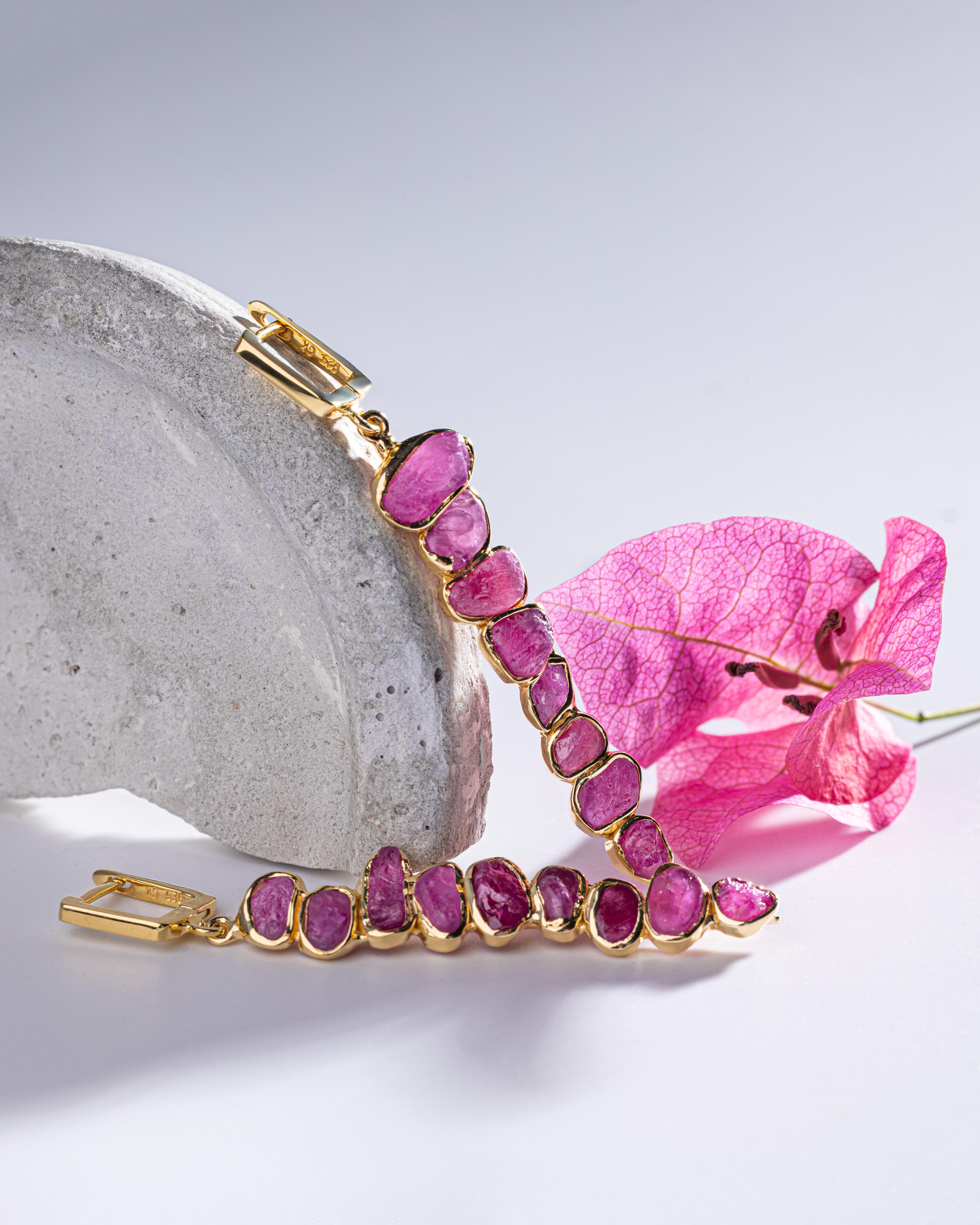 Contemporaneo Orecchini in argento placcato oro German Kabirski Thera Raw Ruby in vendita