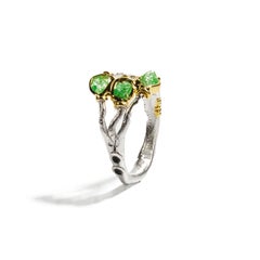 Anillo alemán de plata chapada en oro de Kabirski Vogg con tsavorita en bruto y espinela negra