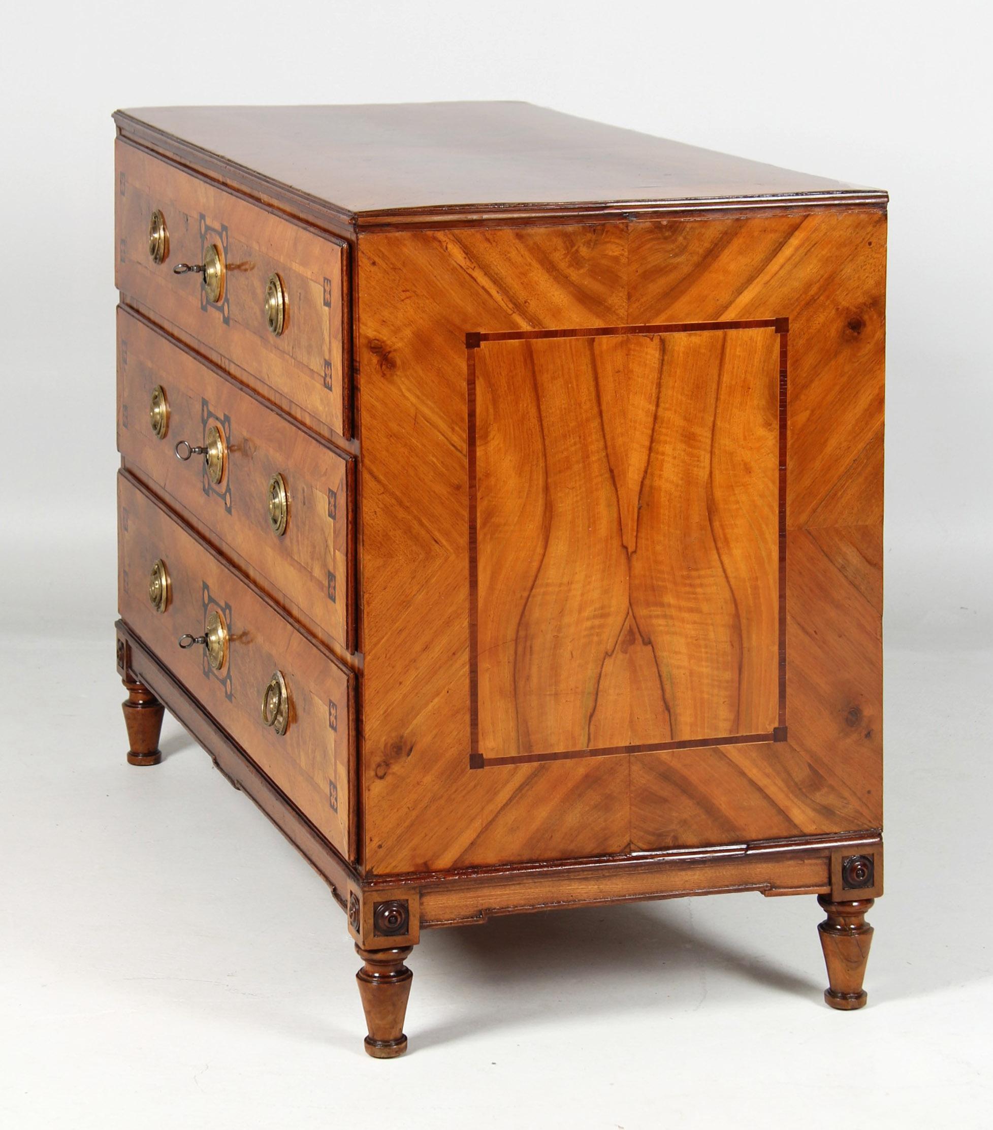 Cassettiera classicista

Germania meridionale
Noce e altri
fine del XVIII secolo

Dimensioni: H. H. x L. x P.: 88 x 121 x 58 cm.

Descrizione:
Mobile a tre livelli che poggia su gambe tonde e affusolate. Le rosette in legno agli angoli sottolineano
