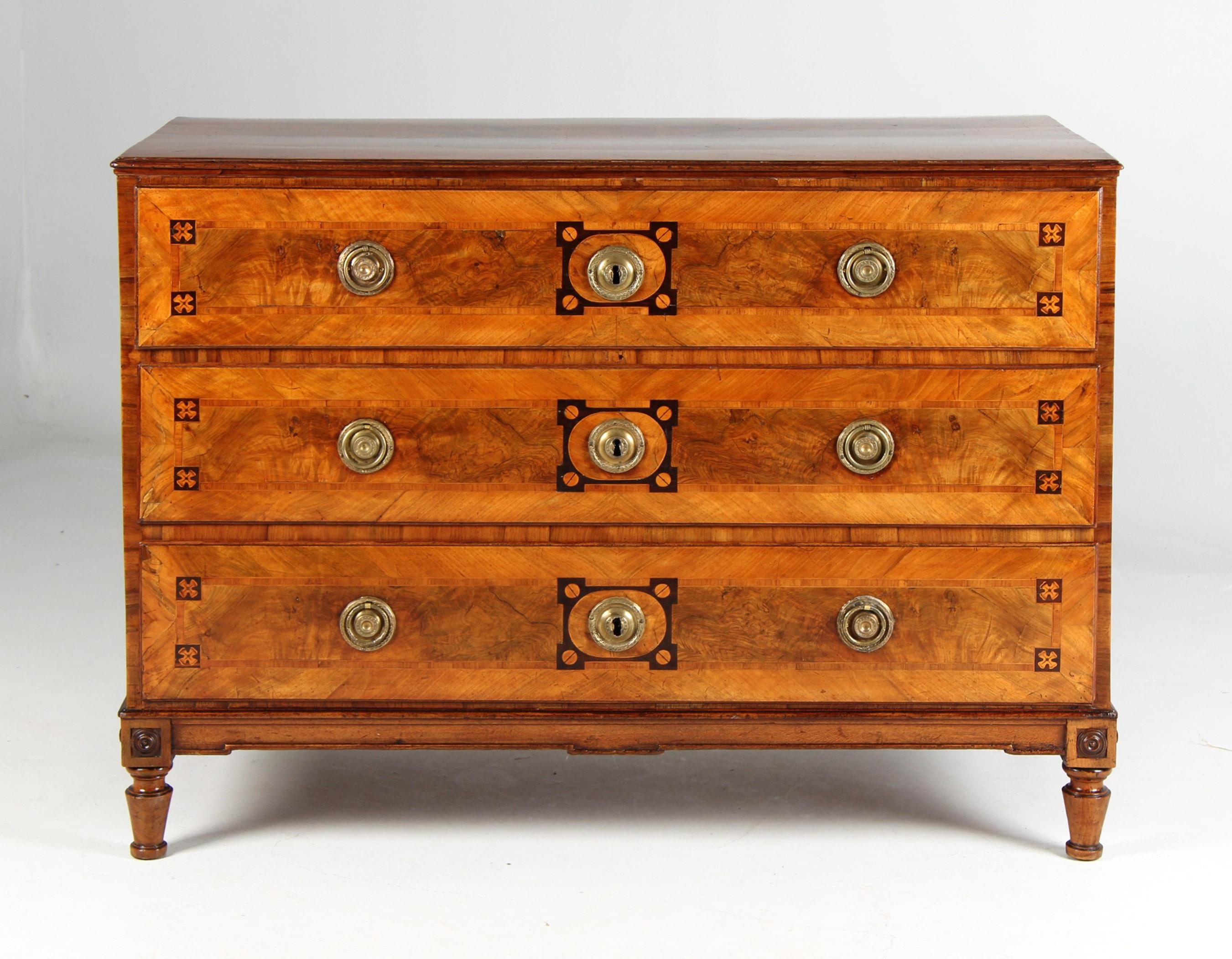 Neoclassico Cassettiera tedesca della fine del XVIII secolo, in noce, restaurata con patina in vendita