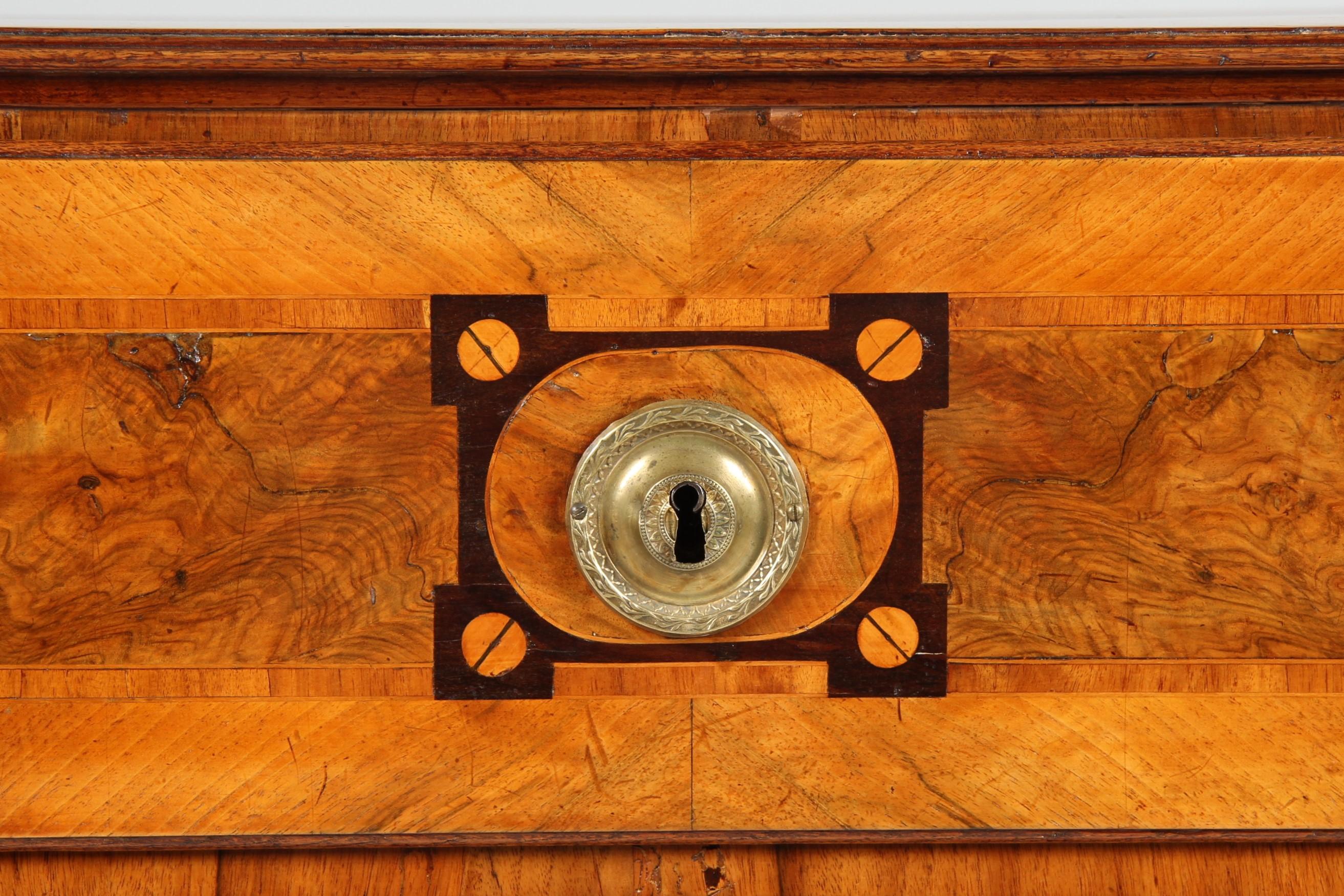 Tedesco Cassettiera tedesca della fine del XVIII secolo, in noce, restaurata con patina in vendita
