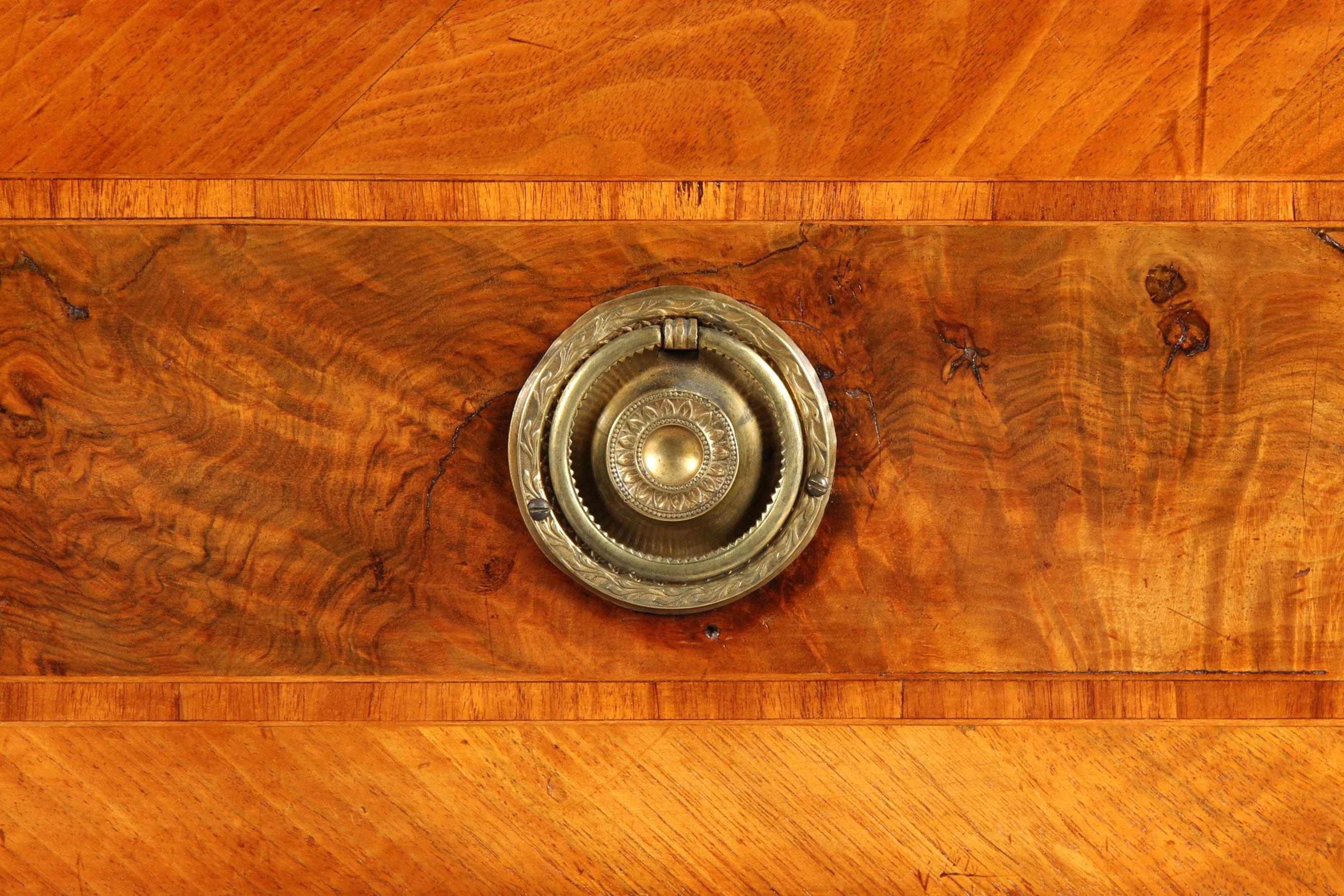 Cassettiera tedesca della fine del XVIII secolo, in noce, restaurata con patina In condizioni buone in vendita a Greven, DE