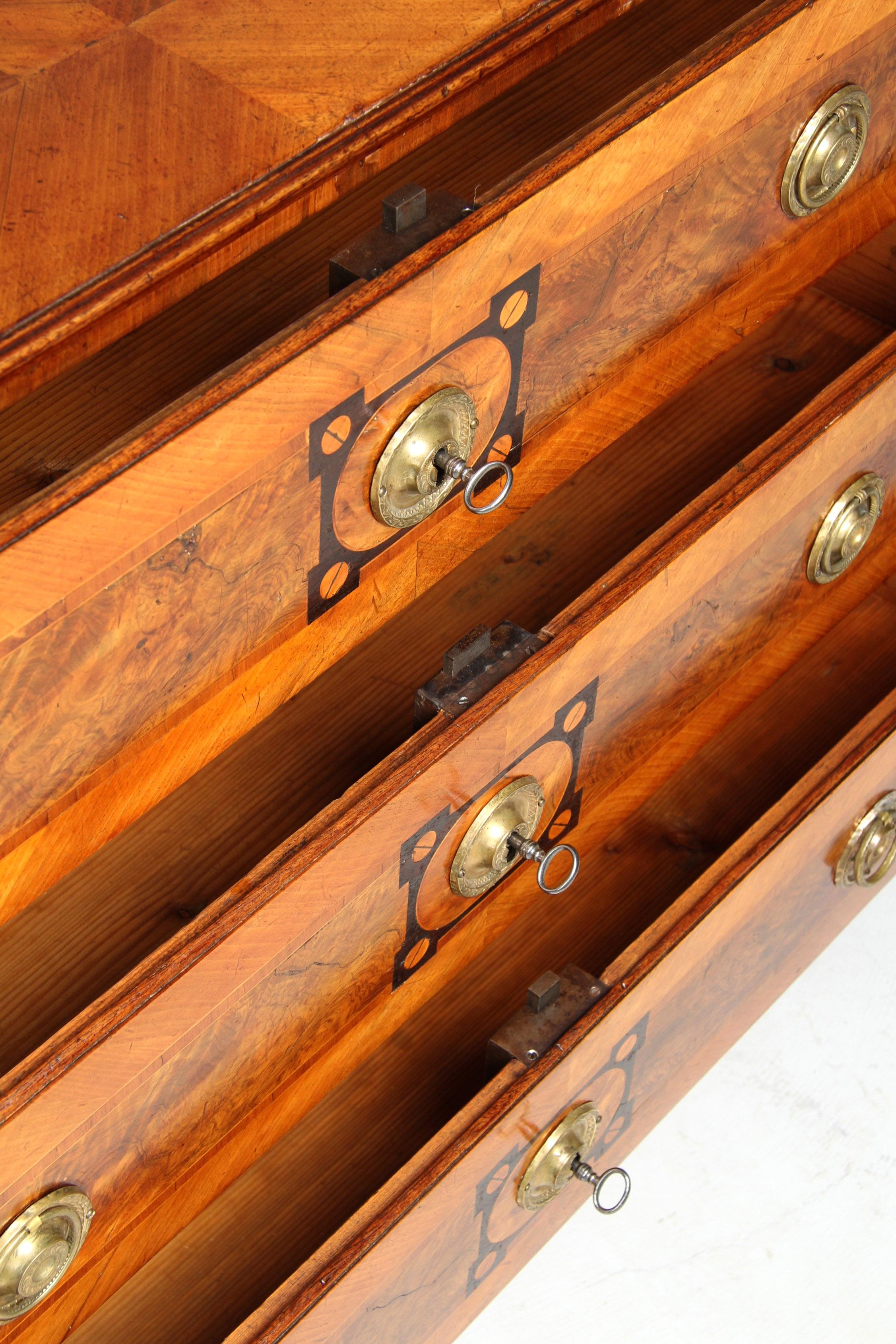Cassettiera tedesca della fine del XVIII secolo, in noce, restaurata con patina in vendita 3