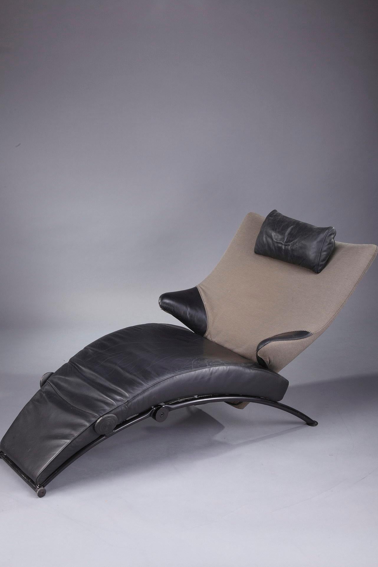 Leather Solo 699 folding lounge chair designed by Stefan Heiliger (b. 1941 in Berlin), manufactured in the 1980s in Germany. Black lacquered metal frame. Seat, ottoman, arm and headrest covered with black leather. Adjustable backrest, covered with