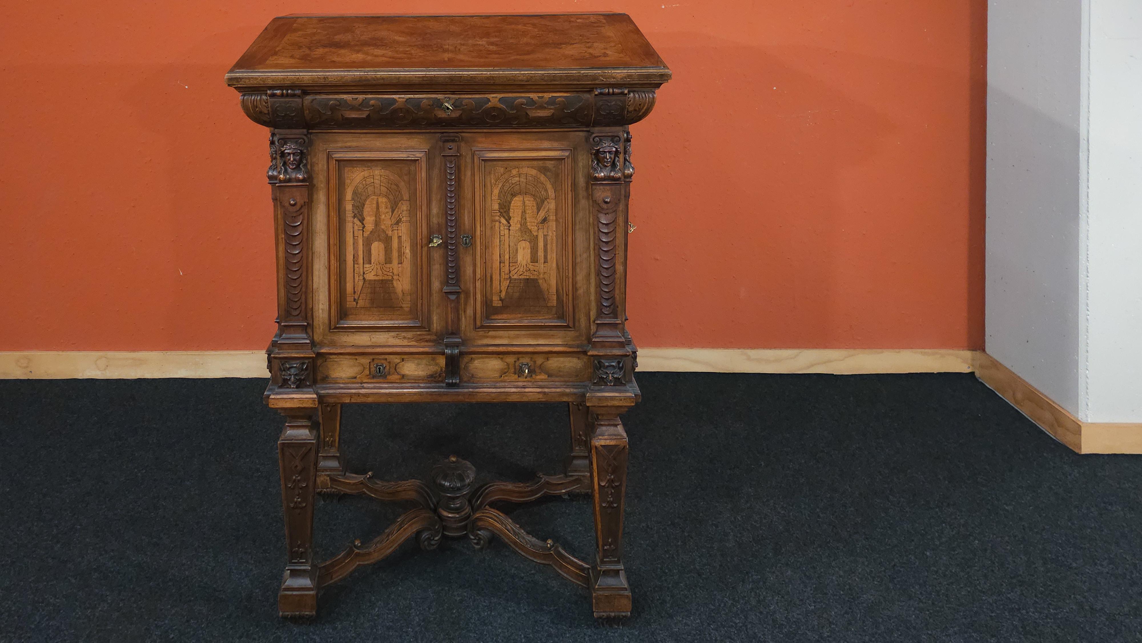 The lectern podium, dating back to the second half of the nineteenth century, stands out for its exquisite and refined construction, making it an object of superior quality. Originating from Germany, it features various inlays on each side of the