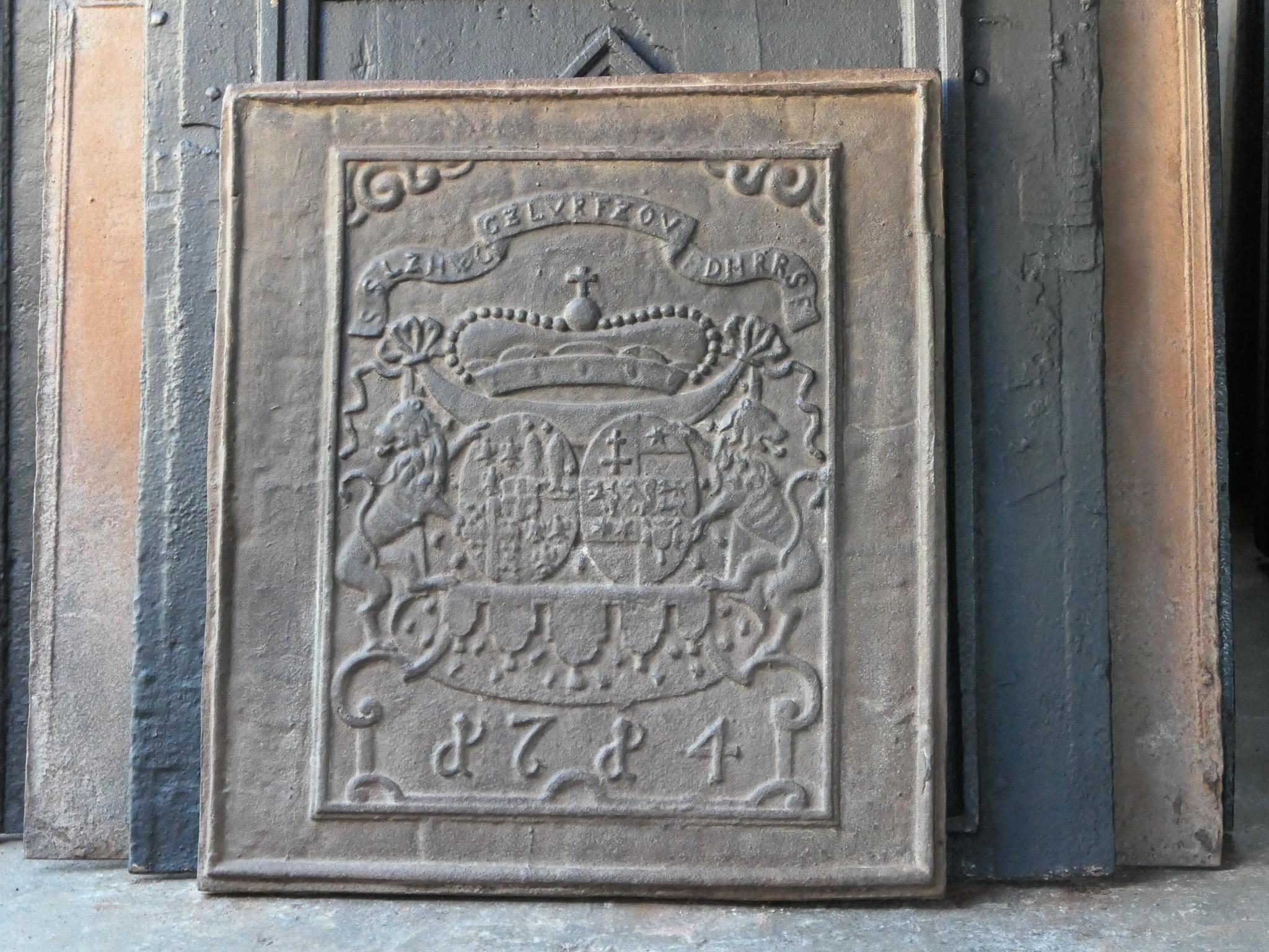 German Louis XIV Style Coat of Arms Fireback / Backsplash, 20th Century In Good Condition For Sale In Amerongen, NL