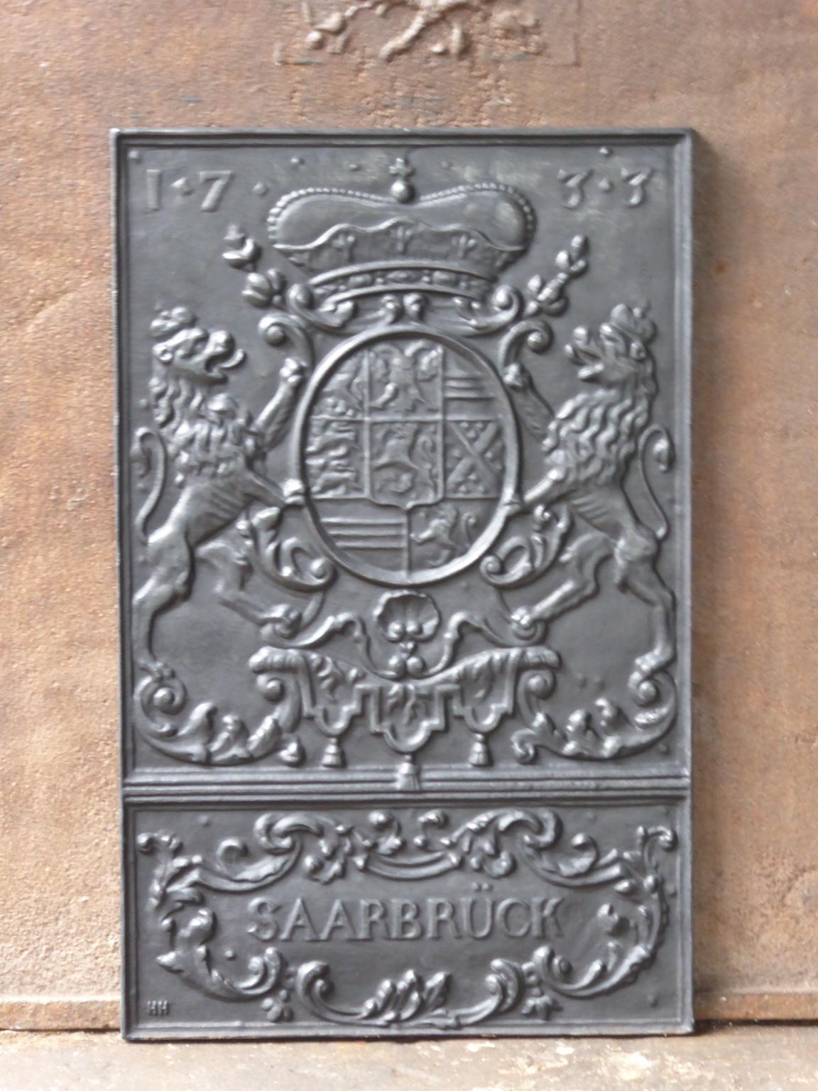 deutsche Kaminplatte im Louis-XIV-Stil des 20. Jahrhunderts mit einem unbekannten Wappen. 

Die Feuerrückwand ist aus Gusseisen und hat eine schwarze / zinnfarbene Patina. Es ist in einem guten Zustand und hat keine Risse.







