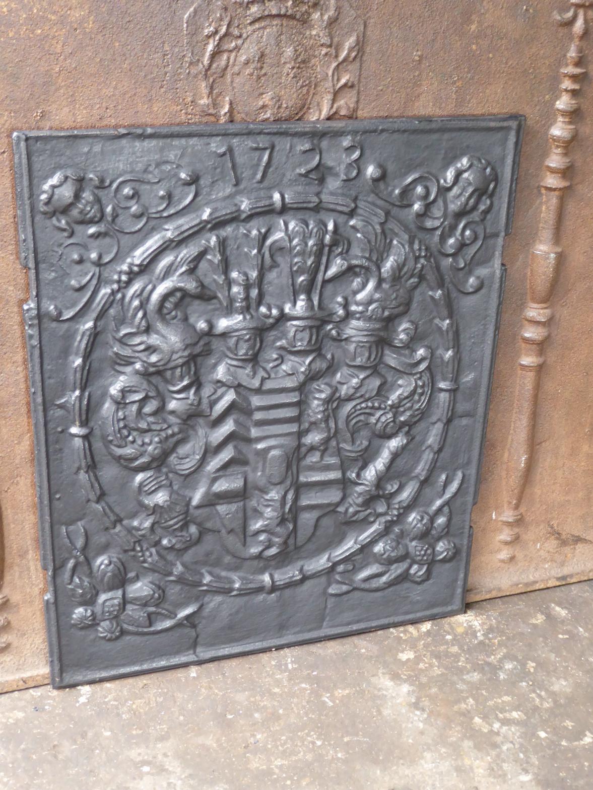 German Louis XV Style 'Coat of Arms' Fireback / Backsplash In Good Condition For Sale In Amerongen, NL